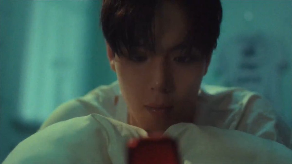 스모키 메이크업도 했는데
이 티저에서 유달리 뽀둥해보여