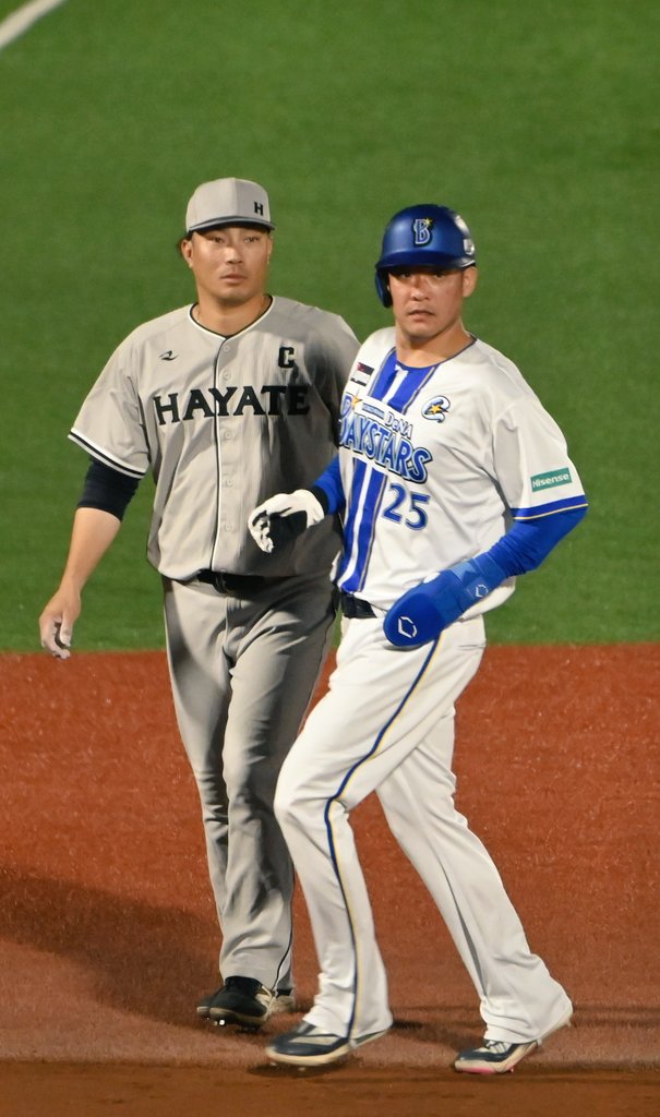 WellerGallagher's tweet photo. 5/8 スカスタ #倉本寿彦 選手 #筒香嘉智 選手。横浜高校の先輩後輩。2人とも左胸にキャプテンマーク。久々のツーショット見ることができました😣 https://t.co/D15YFcHRwi
