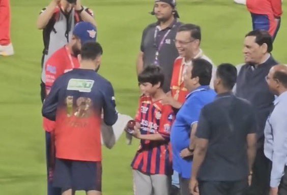 Virat Kohli giving autograph to Sanjeev Goenka's son after yesterday's match at Ekana. 🐐♥️

- King Kohli, favourite of all..!!!