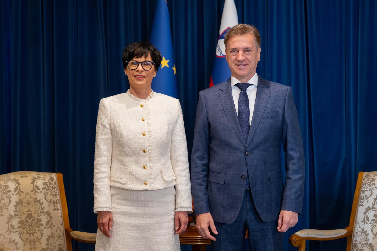 vladaRS's tweet photo. 🇸🇮 Predsednik vlade dr. Robert Golob je danes sprejel evropsko komisarko za širitev Marto Kos. Sogovornika sta izmenjala poglede glede aktualnih evropskih izzivov, med katerimi so krepitev konkurenčnosti, strateške suverenosti, nadaljnja širitev unije ter z navedenim povezan dogovor o večletnem finančnem okviru EU 2028-2034. 
⬇️
https://t.co/NiaAzYdZfe