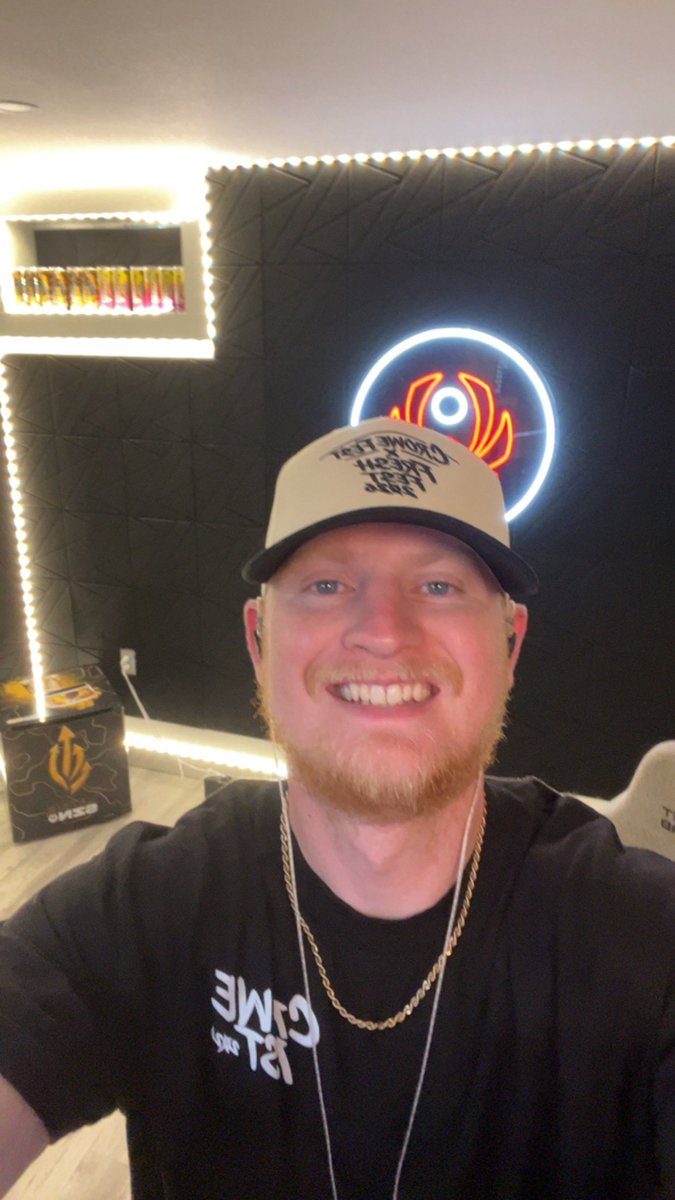 CroweGamingg's tweet photo. NEW monthly sub goal!!

It’s Friday! Lets vibe!

https://t.co/F4HRhtMn1a https://t.co/c8jElLSer2