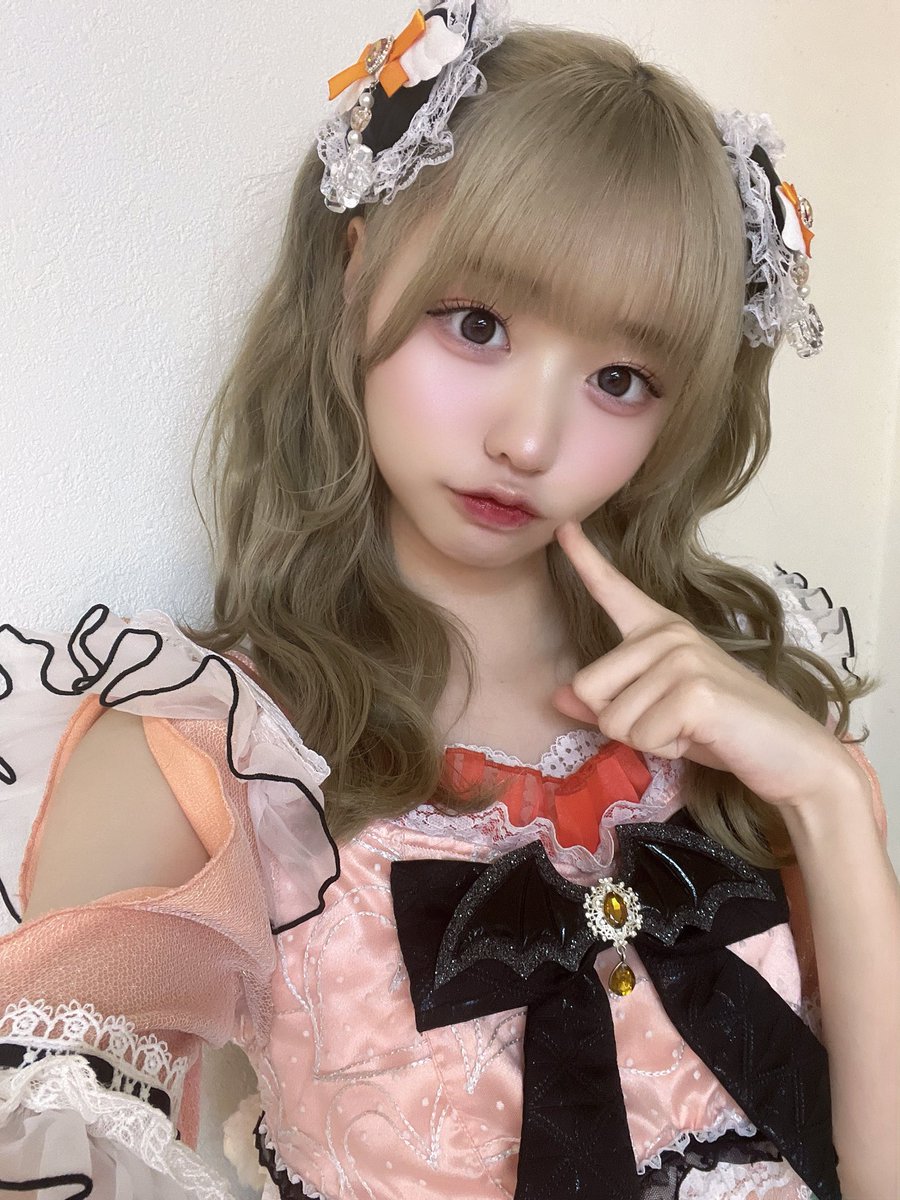 N_hime41's tweet photo. ついに明日はるり卒業公演！！
オンラインサイン会の開催が決定しました🧡るりの衣装をお借りして撮影するよ^>𖥦<^♡この日だけのレアなチェキです！！

写真は昔福岡公演の時るりに借りたやつ😈♡当日の衣装はまだ秘密だよ〜✨ https://t.co/HAPA9RxMLc