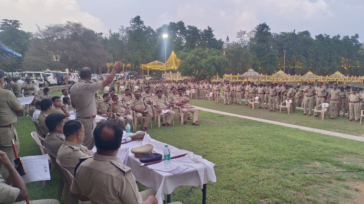 barlingappa's tweet photo. ದಿನಾಂಕ:10.05.2026 ರಂದು ಕಗ್ಗಲೀಪುರ ಪೊಲೀಸ್‌ ಠಾಣಾ ವ್ಯಾಪ್ತಿಯಲ್ಲಿ ಸನ್ಮಾನ್ಯ ಪ್ರಧಾನ ಮಂತ್ರಿಗಳು ಶ್ರೀ ನರೇಂದ್ರ ಮೋದಿ ರವರು ಪ್ರವಾಸ ಕೈಗೊಳ್ಳಲಿದ್ದು, ಸದರಿ ಬಂದೋಬಸ್ತ್ ಕರ್ತವ್ಯಕ್ಕೆ ನಿಯೋಜಿತರಾದ ಅಧಿಕಾರಿ/ಸಿಬ್ಬಂದಿಯವರಿಗೆ ಸೂಕ್ತ ಸೂಚನೆಗಳನ್ನು ನೀಡಲಾಯಿತು. https://t.co/d3n8GmQLzT