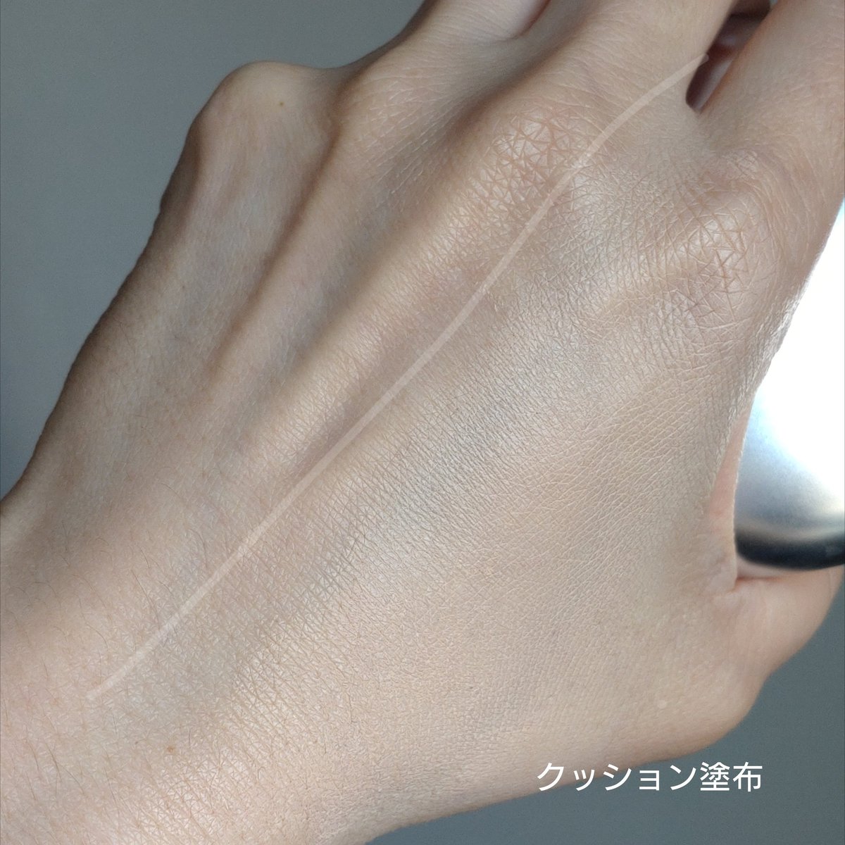shiyocco's tweet photo. 伸びが良くほのかなツヤで立体感も演出
既存のEITHER&のクッションよりも半トーン明るめで、普段21〜23号を使うのですが21号で違和感なくほんのり明るく仕上がりました
SPF50+ PA++++
@EITHERAND_JP
#eitherand #イーザーアンド #サテンピクセルメッシュクッション #韓国コスメ https://t.co/iDAzbCzqe2