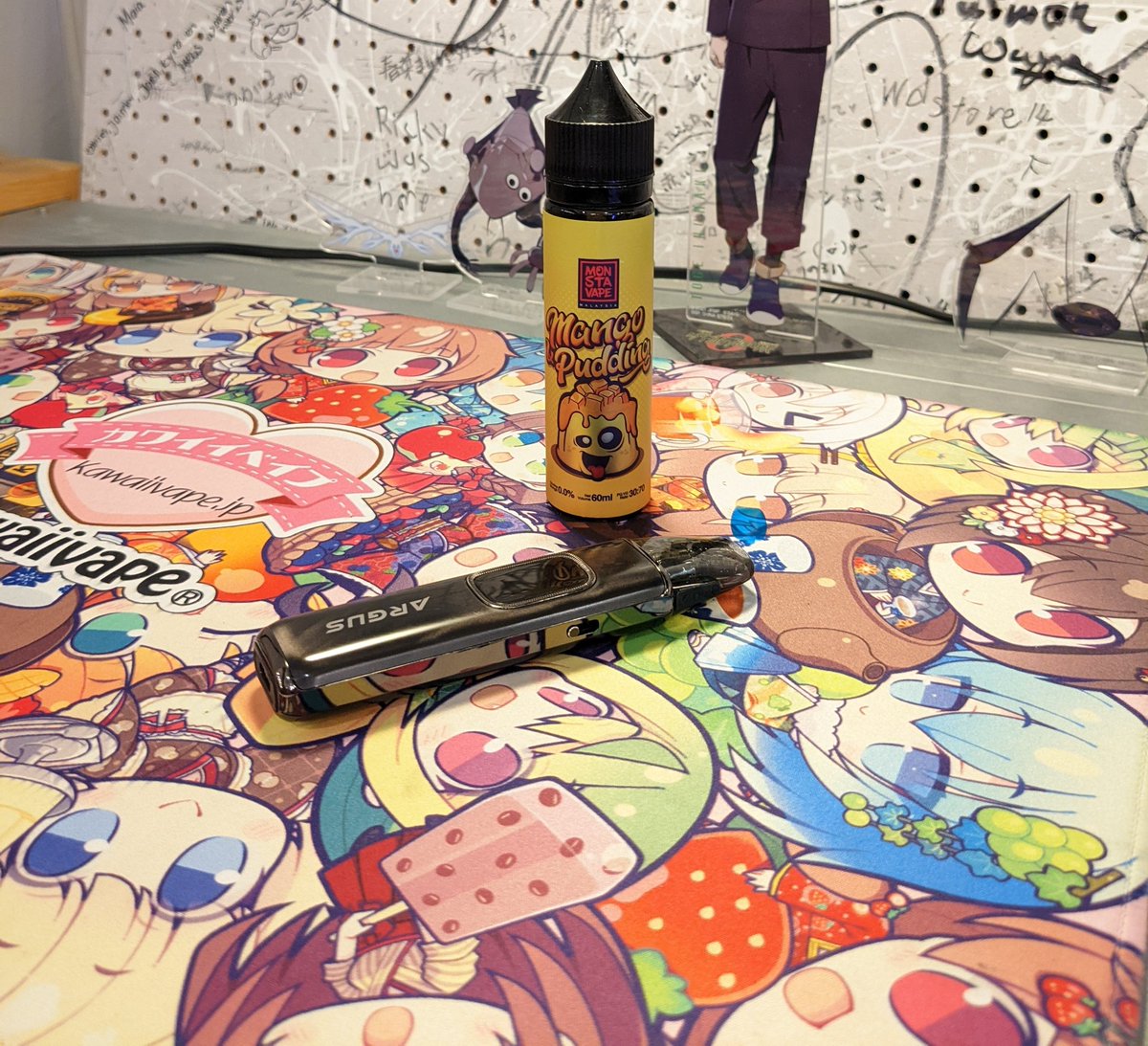 cinquecento252's tweet photo. フレーバーキッチンさんへ

相変わらず店員さん凄い詳しい!!

味濃い目の相談で、MONSTA VAPE マンゴープリンを購入！
お店の特注みたいで買うしかないですね！
Blackburnのプリンの味がする🍮

kawaiivapeのビルドマットもかわいい。 https://t.co/71kOckZHAJ
