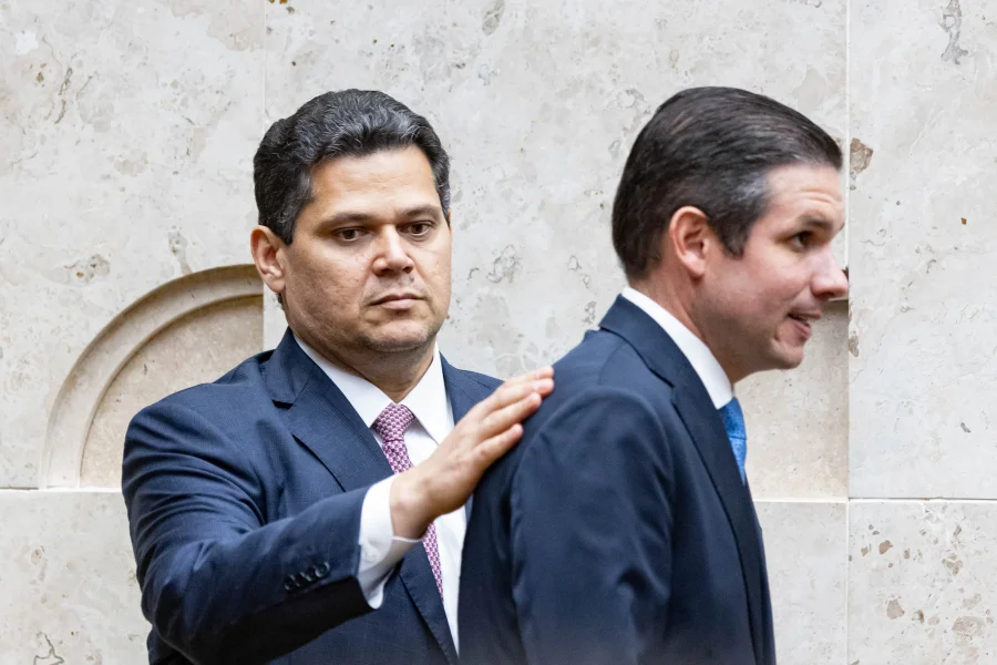 BlogdoNoblat's tweet photo. A "Emenda Master" de Ciro Nogueira, elaborada pela equipe do banco e enviada em um envelope para o senador, segundo a PF, não é um desvio, mas quase uma regra. Lembrei de um levantamento do uol, de outubro de 2025, que identificou cerca de 2.000 proposições do Congresso desde 2019 redigidas por lobistas e assinadas por deputados e senadores, incluindo o presidente da Câmara, Hugo Motta. Metadados de arquivos digitais revelaram autores originais. Motta incluiu em MP uma emenda sobre bets escrita pela advogada Bárbara Teles, que disse representar empresas do setor; Motta afirmou ser “natural” dialogar e não explicou por que adotou o texto integral. Há democracia quando o Legislativo está entregue ao mercado?