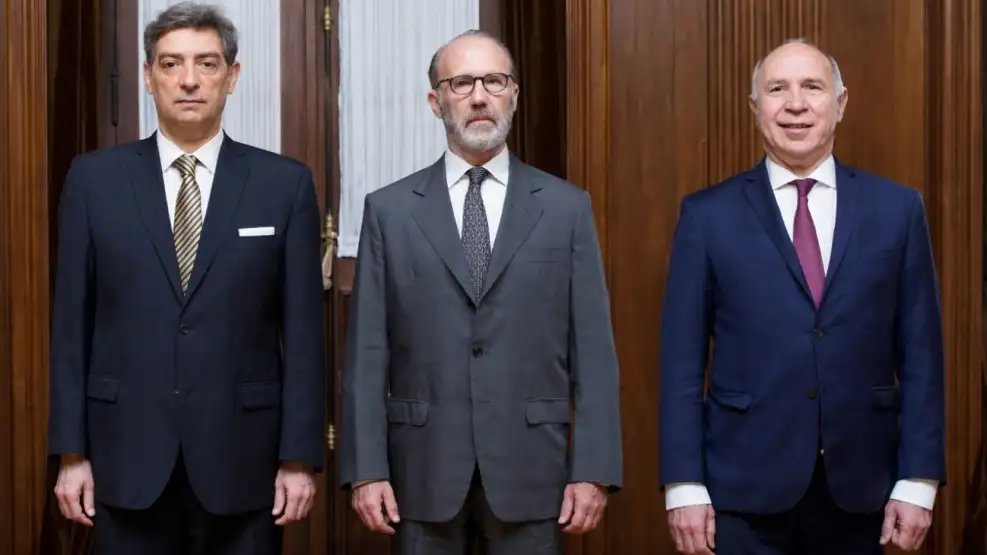 DERROTA DE MILEI!
La Corte Suprema de Justicia RECHAZÓ el recurso de PER SALTUM presentado x el Gobierno para LA CORTE interviniera de forma directa en la causa 
Analiza la validez de la Ley 27.802 de Modernización Laboral
Confirmó que continúe su trámite en tribunales inferiores