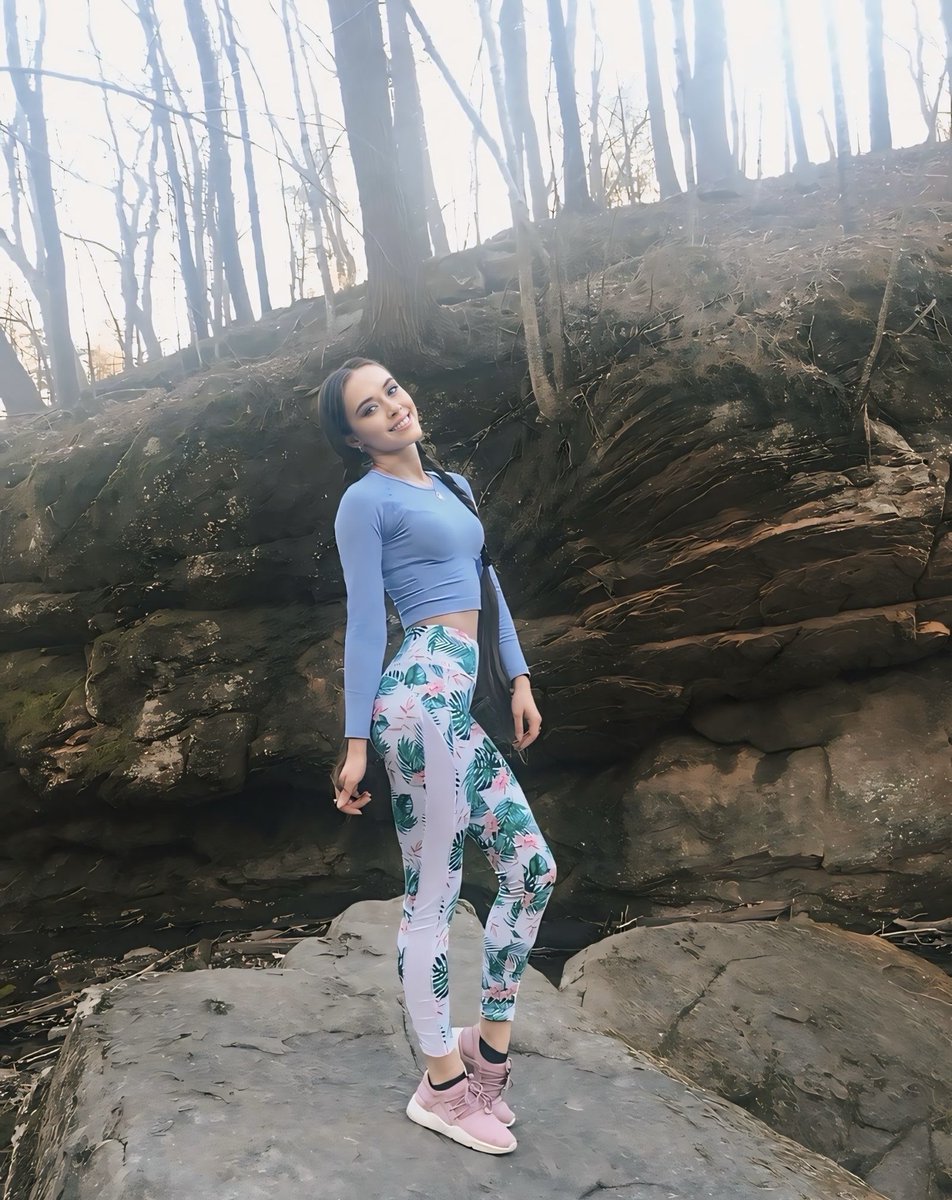askaya's tweet photo. A hike a day keeps the fat away https://t.co/x8LwrShv0s