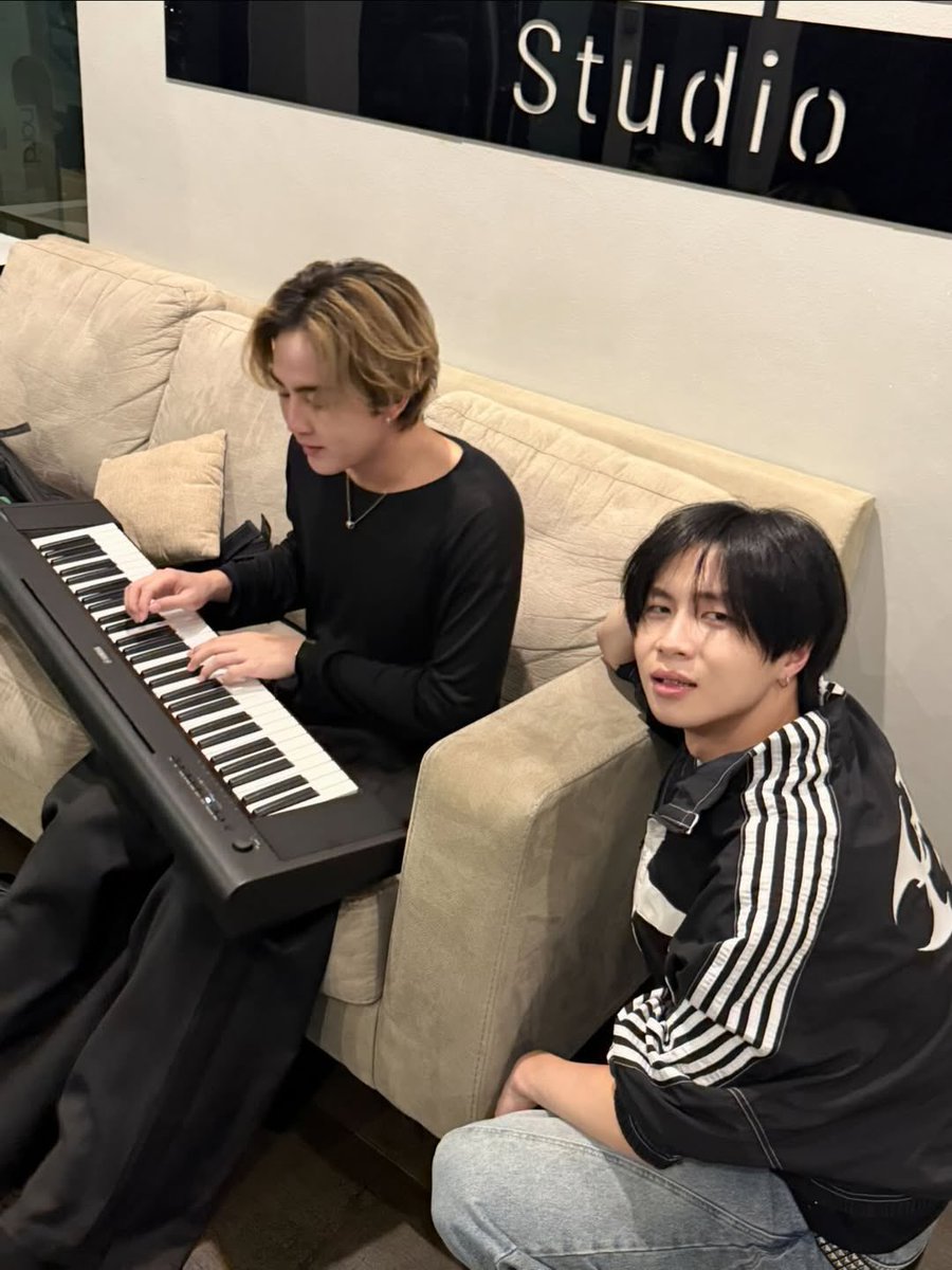 ชอบรูปนี้มาก ฮ้าทเหมือนแม่จั๋งจริงๆ ชีกำลังพิจารณาว่าควรซื้อคีย์บอร์ดให้ลูกดีมั้ย แพงก็แพง วัยรุ่นสมัยนี้สนใจอะไรแป๊บๆ ซื้อมาจิ้มๆได้อาทิตย์นึงก็อยากได้อย่างอื่นล้ะ ส่วนไอจุ๋งคุกเข่าอ้อนวอนอยู่ นะม๊าน้าาาา 🥺🙏🏻🥺🙏🏻 ( ป๊าเลิกถ่ายแล้วมาช่วยกันอ้อนม๊าก่อนดิ ! )