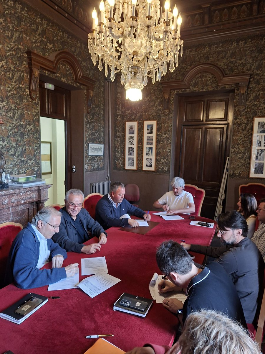 AjMoia's tweet photo. 📢 L’Ajuntament de Moià ha signat l’acta de recepció definitiva del polígon Pla Romaní, un cop finalitzades les obres d’urbanització 

✅És el primer polígon recepcionat al municipi, una fita que reforça l’activitat econòmica de Moià i del Moianès

ℹ️https://t.co/hhmdyioHTF https://t.co/jZlnnZ9xee