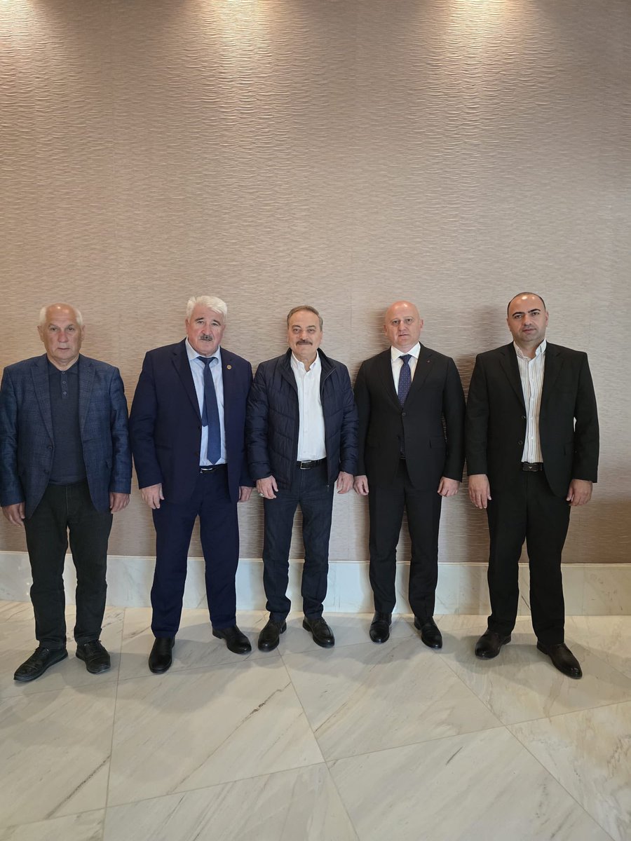 tulasimsen's tweet photo. Genel Başkanımız Sayın Mustafa Nurullah ALBAYRAK, Azerbaycan’da ulaşım hizmet kolunda faaliyet gösteren kardeş sendikalarımızın başkanları ve yönetimleri ile bir araya geldi. 

Yapılan görüşmede, önümüzdeki süreçte yapılacak çalışmalarla ilgili fikir alışverişinde bulunuldu ve bundan sonraki süreçte  sık sık bir araya gelinmesi noktasında fikir birliğine varıldı. 

Göstermiş oldukları ilgi ve alakalardan dolayı kendilerine teşekkür ediyor, çalışmalarınızda başarılar diliyoruz.

Yaşasın Türkiye Azerbaycan Kardeşliği