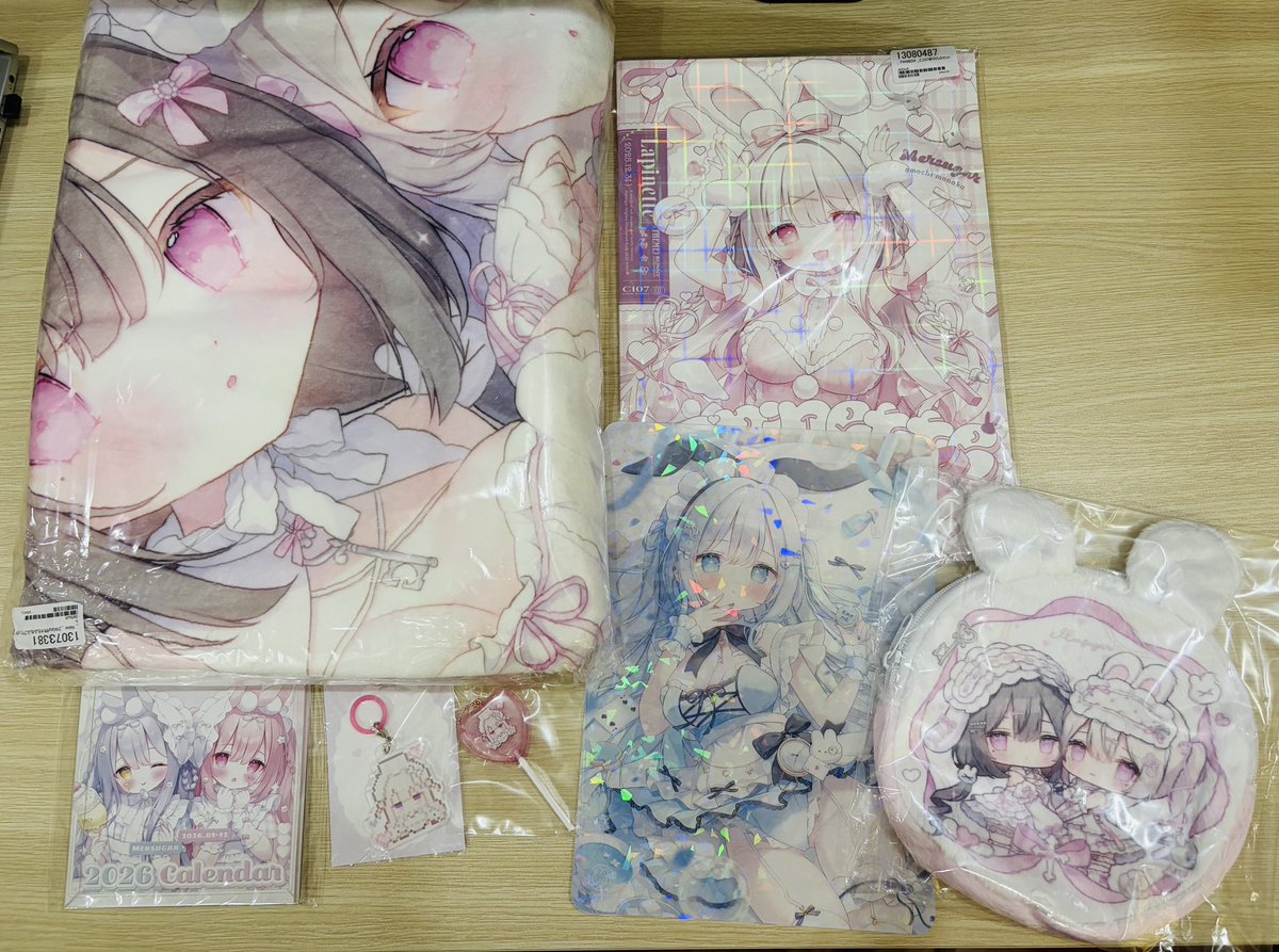おもちもなかC107ブランケット全年齢グッズ✧タペストリーアクリルスタンドコミケ 2026年05月08日に届いた物: おもちもなか先生の去年のC107の新刊5点