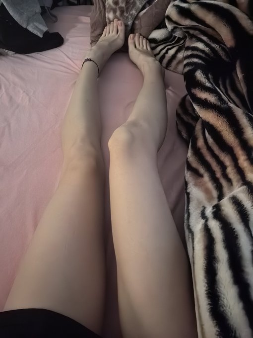 床上随便一躺，长腿伸直，再故意把裤子拉下来露黑蕾丝，你们男生看到会心动吗？纯好奇～快老实交代！ https://t.co/LxSH7KVeoK