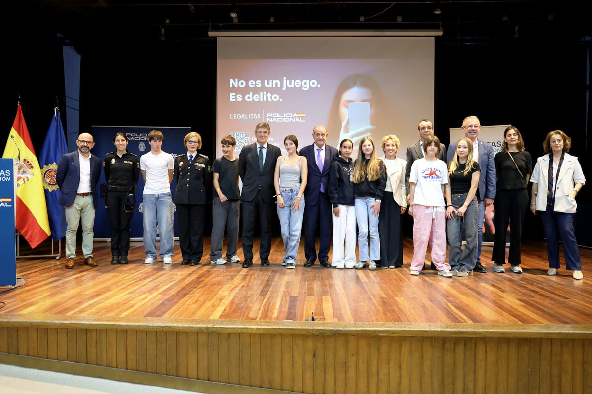 bbdo_es's tweet photo. El pasado martes presentamos en el IES San Isidro de Madrid la campaña “No es un juego. Es delito”, impulsada por #FundaciónLegálitas y
@policia para concienciar sobre el ciberacoso y la violencia digital entre menores.  

#DoBigThings #Contrapunto #NoEsUnJuego https://t.co/rsUqn3aJaN
