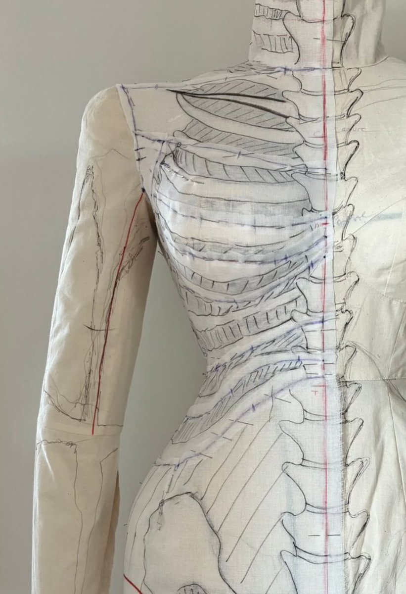 beyzhive's tweet photo. olivier rousteing shares a glimpse into the making of beyoncé’s met gala look https://t.co/JiUNUodyBs