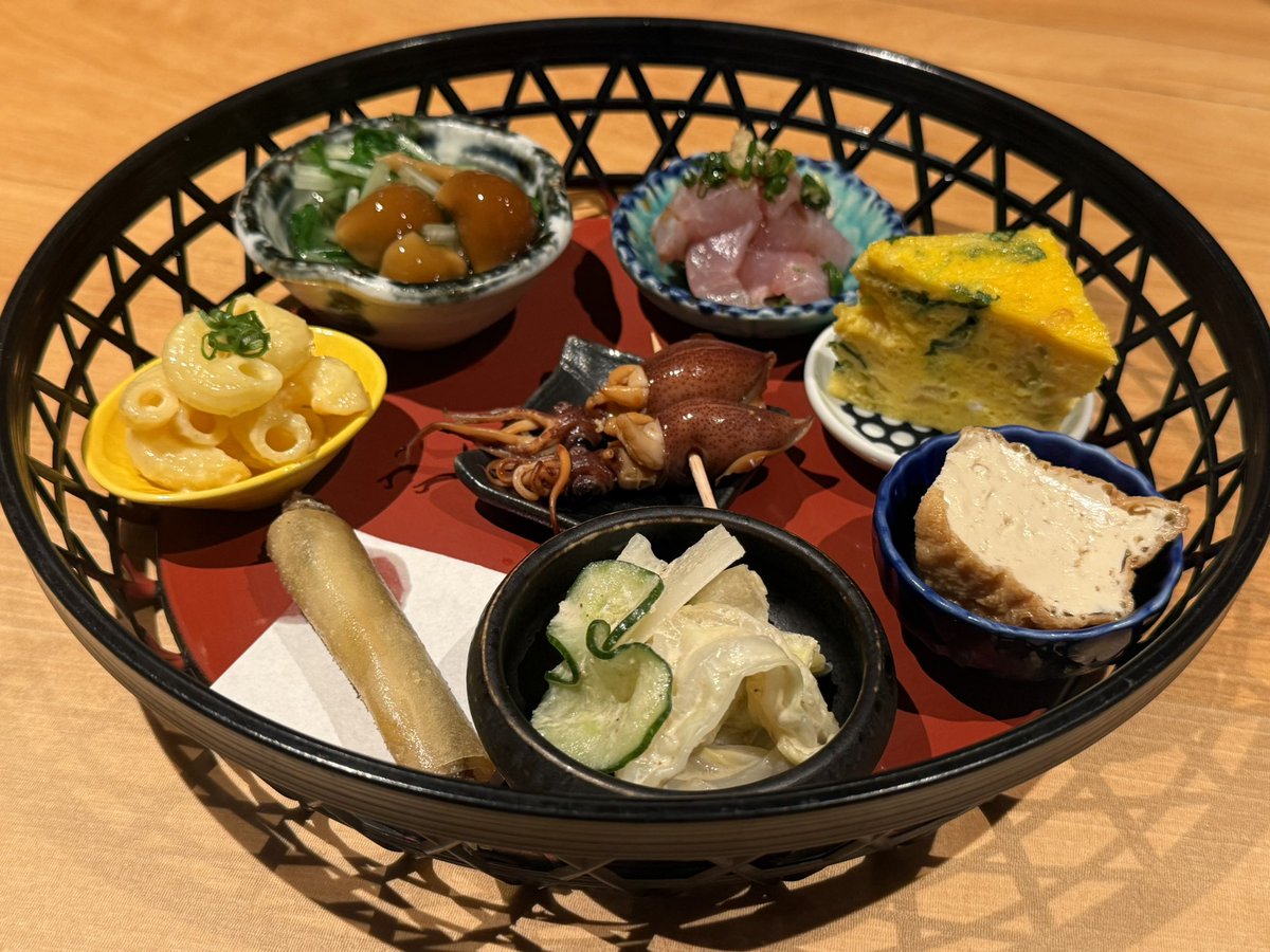 日本酒が18個くらい出てくるお店🍶 食事もお酒のつまみ系だけど桜エビ