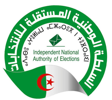 zrouis's tweet photo. Élections législatives 2026

Exiger un extrait de rôle établi en Algérie pour des candidats résidant à l’étranger relève d’une incohérence totale.

Pour obtenir cet extrait, les services fiscaux exigent souvent… un certificat de résidence en Algérie.

Autrement dit, pour candidater depuis l’étranger, il faudrait officiellement résider… en Algérie.

On ne parle plus ici de simple bureaucratie. On en arrive presque à pousser les candidats à produire de faux documents pour satisfaire une exigence matériellement impossible.

Et que dire des jeunes candidats nés à l’étranger, bien qu’Algériens ?

Auprès de quelle wilaya doivent-ils demander un extrait de rôle algérien alors qu’ils n’ont jamais résidé en Algérie ?

La contradiction est totale : on exige que 50 % des candidats soient des jeunes… tout en imposant à une partie d’entre eux des conditions impossibles à remplir.

Comment peut-on prétendre encourager la participation de la diaspora et de la jeunesse tout en érigeant des barrières administratives aussi incohérentes ?

Quand les règles deviennent impossibles à respecter, elles cessent d’être des règles. Elles deviennent des instruments d’exclusion.

Et après cela, certains viendront encore expliquer que tout est “transparent” et “équitable”.

#DiasporaAlgérienne #élections #jiljadid #Anie