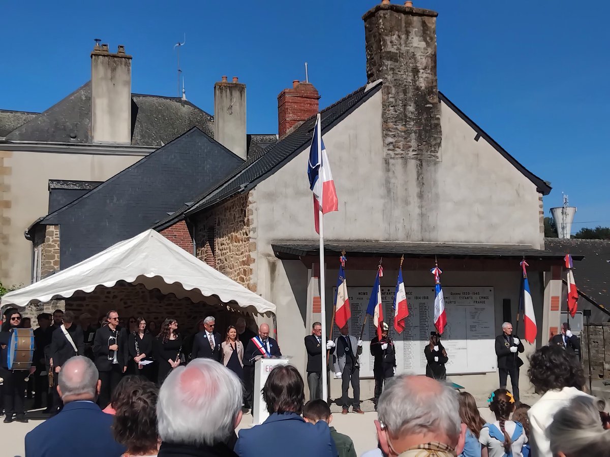 AlexandreMrd53's tweet photo. En ce 81ᵉ anniversaire du #8Mai1945, j’étais présent ce matin aux cérémonies de Mayenne puis d’Ernée.
Hommage à celles et ceux qui ont combattu pour notre liberté. Le devoir de mémoire est essentiel pour transmettre aux générations futures les valeurs de paix et de fraternité.🇨🇵 https://t.co/8TW6jvc077