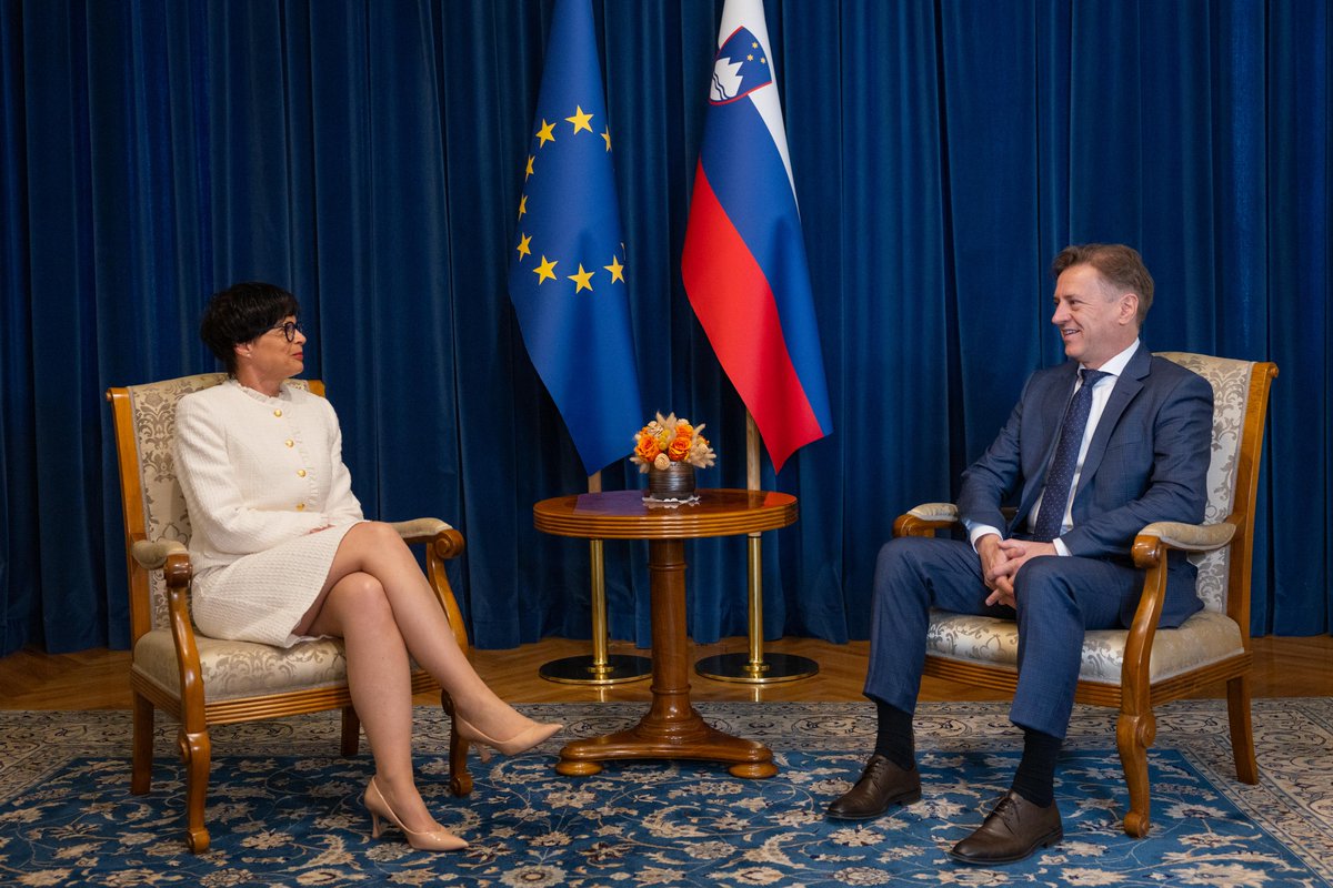 vladaRS's tweet photo. 🇸🇮 Predsednik vlade dr. Robert Golob je danes sprejel evropsko komisarko za širitev Marto Kos. Sogovornika sta izmenjala poglede glede aktualnih evropskih izzivov, med katerimi so krepitev konkurenčnosti, strateške suverenosti, nadaljnja širitev unije ter z navedenim povezan dogovor o večletnem finančnem okviru EU 2028-2034. 
⬇️
https://t.co/NiaAzYdZfe