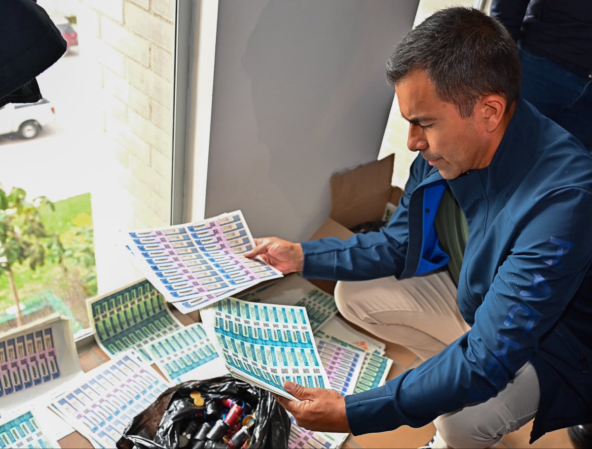 HaciendaCundi's tweet photo. Bajo el liderazgo de nuestro gobernador @JorgeEmilioRey, en un importante operativo adelantado en diferentes localidades de Bogotá, la Secretaría de Hacienda de Cundinamarca, a través del grupo GEPCI, en articulación con la @FiscaliaCol , CTI, Ejército Nacional: Brigada 13, BAFUR-5 (Batallón de Fuerzas Especiales Urbanas No. 5), @GaulaCundinama1 y PM13 (Batallón de Policía Militar No. 13), @invimacolombia, Aliados Estratégicos, productores, distribuidores y peritos especializados, se logró la aprehensión de 640 cajetillas de cigarrillos, 4,131 unidades de licor adulterado y 2,500 estampillas falsificadas. Productos que pretendían ser comercializados en la ciudad, poniendo en riesgo la vida de los ciudadanos y afectando las rentas departamentales. 

Este importante resultado refleja la articulación institucional en la lucha contra las estructuras criminales dedicadas al contrabando y la comercialización ilegal de licor.