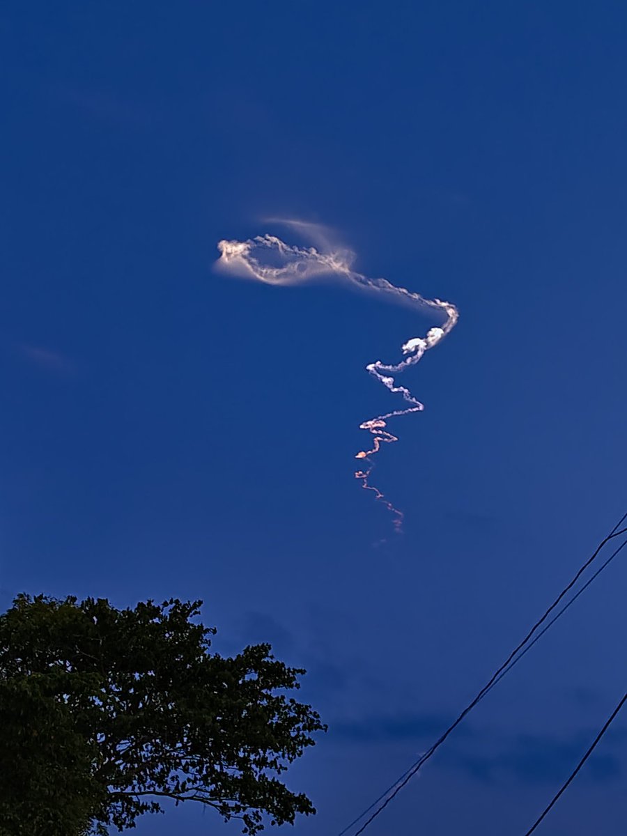 Goreunit's tweet photo. Unknown Missile test reported in Bay of Bengal 
Visuals taken from WB &amp; ODISHA https://t.co/Mb3VlGYluk