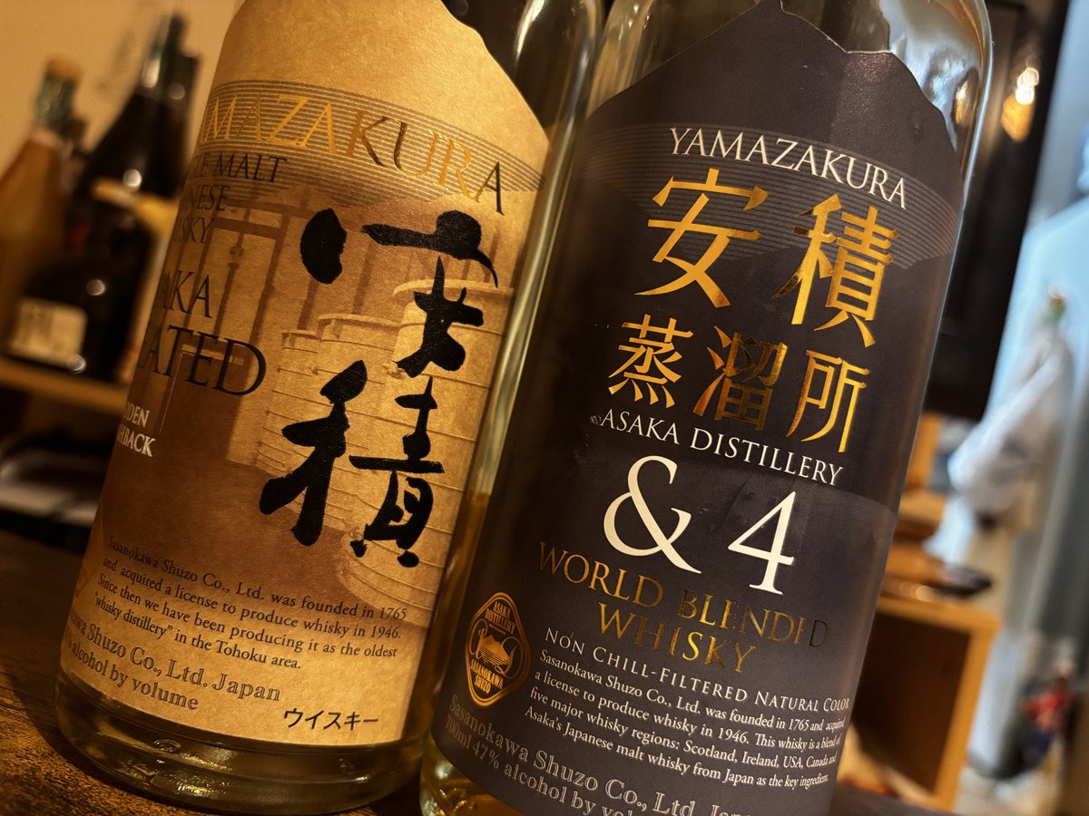 J28kyo's tweet photo. 「そりゃあ神様が見守っているからだよ」と言ったあなたへ。

安積蒸溜所の製造棟。その一面が見渡せる高いところには、小さな神棚がある。
ウイスキーが生まれる様子を、神様がじっと見守っている。

「きっと、だから、美味しいんだよ」
なんて乱暴な理屈だ！　今ならそう怒りたい。

神様の視線の先、歴史が息づく古い建屋の中で、丹精を込めて造る人たちがいる。
彼らは酵素や酵母、乳酸菌がいきいきと活動できるように、その営みを支えている。
原酒に、優しさを育む磐梯山系の伏流水。郡山を吹き抜ける、瑞々しさを与える風。
生まれ落ちたそのスピリッツが樽の中でウイスキーになるまで、温かく見守り続ける人たちがいる。

怒りたいあなたはもういないけれど、私は美味しさの片鱗を知っちゃいました。
安積蒸溜所の魅力、あなたよりちょっぴり、いえ、だいぶ詳しいかもしれません。

それでも、「安積が美味しい」って先に知っていたのはあなたであること。
本当は全部わかっていて、そのように話したのかも知れないこと。

それらが少しだけ、とっても、悔しいのです。