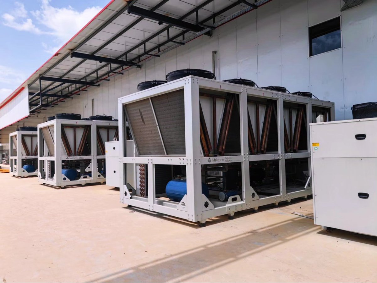 Makterm_Com's tweet photo. 🇹🇷
Kerkük’de tamamladığımız kesimhane projesinde;
-40°C şoklama tünelleri, Air Chiller soğutma sistemleri ile donmuş ve taze muhafaza odalarının tüm soğutma altyapısını başarıyla devreye aldık.
#Kirkuk #Kerkük #ColdRoom #CoolingSystems #Refrigeration #BlastFreezer #AirChiller https://t.co/sRB5NHw7Kn