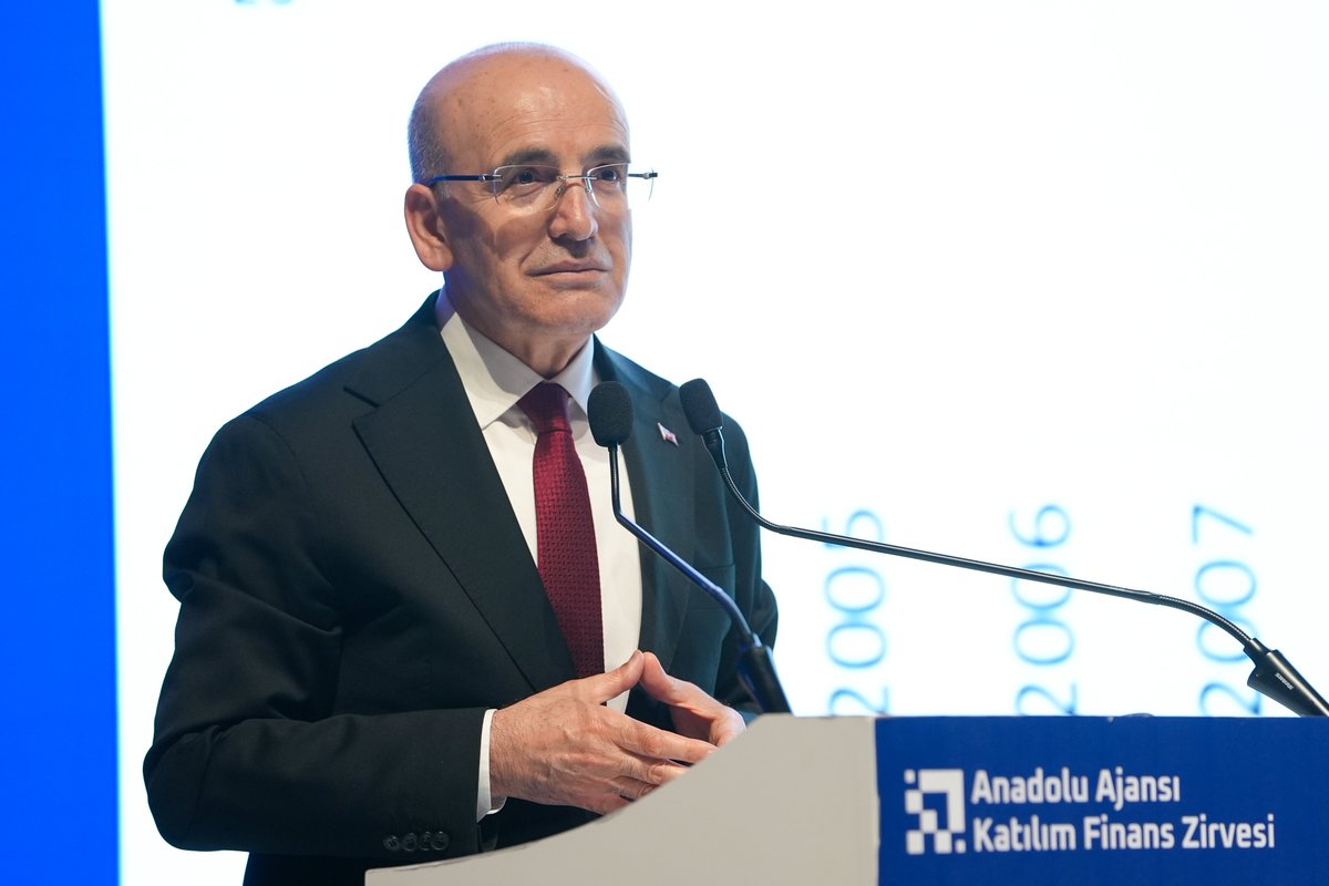 ismailunyevi's tweet photo. Birliğimiz ve @anadoluajansi  iş birliğinde, değerli üye bankalarımızın destekleriyle düzenlenen “Anadolu Ajansı Katılım Finans Zirvesi”, “Türkiye’nin Katılım Finans Vizyonu: Sürdürülebilir Büyüme, Dijital Dönüşüm ve Yeni Yatırım Modelleri” temasıyla İstanbul Finans Merkezi’nde başarıyla gerçekleştirildi.

Katılım finans sektörünün mevcut durumu, gelecek vizyonu ve küresel ölçekte taşıdığı stratejik potansiyelin kapsamlı şekilde ele alındığı zirvemiz; kamu, finans, akademi ve iş dünyasının kıymetli temsilcilerini aynı çatı altında buluşturdu.

Zirvemize teşrifleriyle bizleri onurlandıran Cumhurbaşkanı Yardımcımız Sayın Cevdet Yılmaz’a; açılış konuşmalarındaki vizyoner değerlendirmeleriyle sektörümüze önemli perspektifler sunan Cumhurbaşkanlığı Yatırım ve Finans Ofisi Başkanı Sayın @aburakdaglioglu’na; özel oturumda paylaştığı değerli değerlendirmeler ve güçlü mesajlarıyla programımıza katkı sağlayan Türkiye Cumhuriyet Merkez Bankası Başkanı Sayın Dr. @yfatihkarahan’a; kapanış oturumundaki kıymetli hitaplarıyla zirvemize değer katan Hazine ve Maliye Bakanımız Sayın Mehmet Şimşek’e en içten şükranlarımı sunuyorum.

Ayrıca, zirvenin hayata geçirilmesinde büyük emek ve destekleri bulunan Anadolu Ajansı Yönetim Kurulu Başkanı ve Genel Müdürü Sayın @serdarkaragoz’e; ev sahiplikleri ve nazik misafirperverlikleri dolayısıyla @ziraatkatilim Genel Müdürü Sayın @mtinozdemir’e teşekkürlerimi ifade etmek isterim.

Bu anlamlı buluşmada bizleri yalnız bırakmayan İstanbul Valisi Sayın Davut Gül’e, Cumhurbaşkanlığı Strateji ve Bütçe Başkanı Sayın İbrahim Şenel’e, Hazine ve Maliye Bakan Yardımcımız Sayın Osman Çelik’e, Türkiye Bankalar Birliği Başkanı ve @ziraatbankasi Genel Müdürü Sayın Alpaslan Çakar’a, Sigortacılık ve Özel Emeklilik Düzenleme ve Denetleme Kurumu Başkanı Sayın Davut Menteş’e, Cumhurbaşkanlığı Ekonomi Politikaları Kurulu Başkan Vekili Sayın Prof. Dr. Servet Bayındır’a, @VakifBank  Genel Müdürü Sayın Osman Arslan’a ve @Halkbank  Genel Müdürü Sayın Recep Süleyman Özdil’e ve @Turkeximbank  Genel Müdürü @aliogem ’e şükranlarımı sunuyorum.

Zirve süreci boyunca destekleriyle yanımızda olan TKBB Yönetim Kurulu Başkanımız ve @VakifKatilim  Genel Müdürü Sayın Mehmet Ali Akben’e; @kuveytturk  Genel Müdürü Sayın Ufuk Uyan’a, @dunyakatilim  Genel Müdürü Sayın İkram Göktaş’a, @TREmlakKatilim  Genel Müdürü Sayın Onur Gök’e, Türkiye Finans Genel Müdür Vekili Sayın Müge Öner’e, Albaraka Türk Genel Müdürü Sayın Malek Temsah’a, Hayat Finans Genel Müdür Vekili Sayın Özer Baran’a, TOM Katılım Genel Müdürü Sayın Onur Özkan’a ve Adil Katılım Bankası Genel Müdürü Sayın Murat Yönaç’a teşekkürlerimi sunarım.

Katılım finans sektörünün gelişimine katkı sağlayacak fikirlerin, iş birliklerinin ve vizyoner yaklaşımların paylaşıldığı bu kıymetli organizasyonun ülkemiz ve sektörümüz adına hayırlara vesile olmasını temenni ediyor; zirvemize katkı sunan tüm paydaşlarımıza gönülden teşekkür ediyorum.