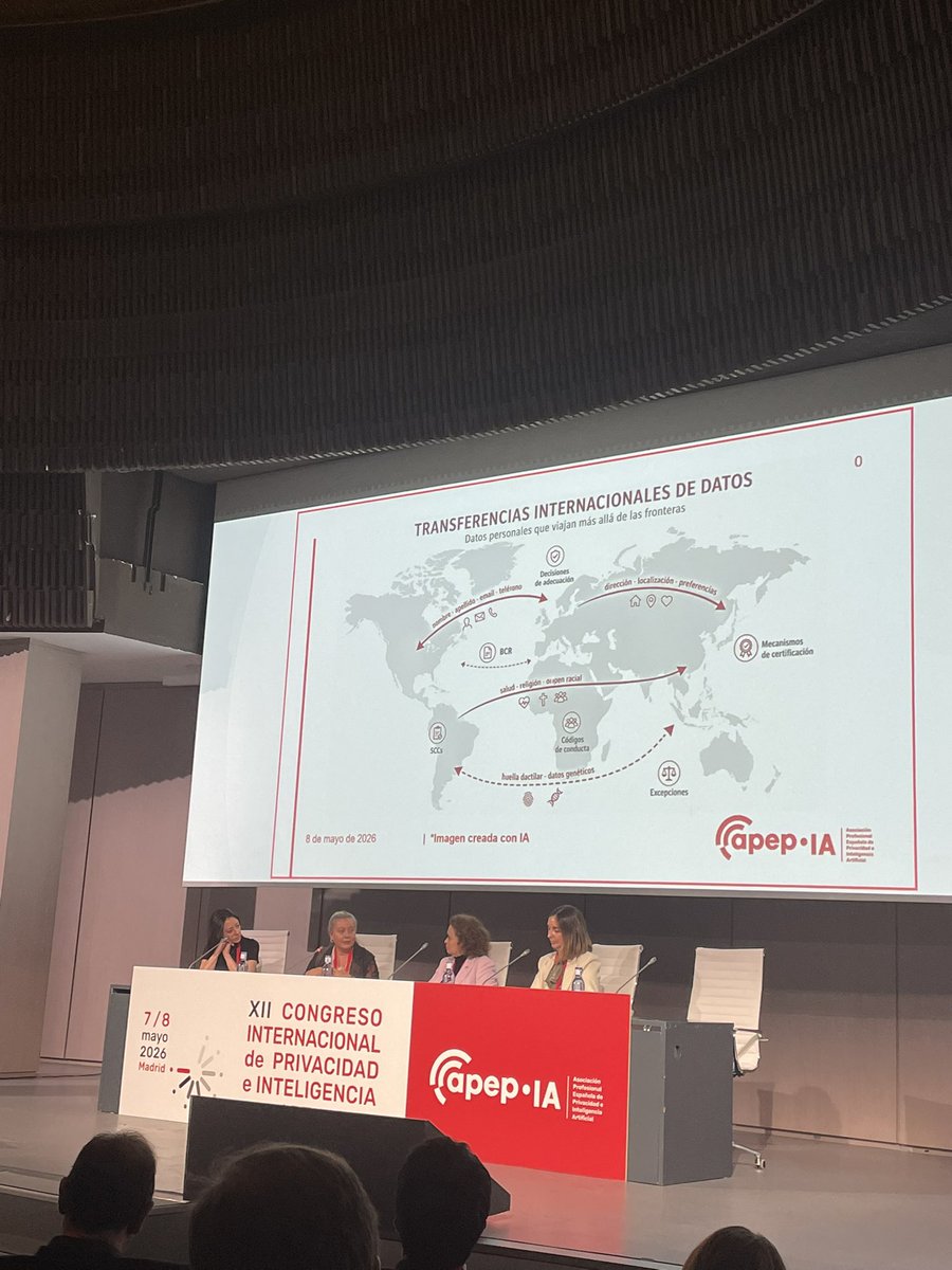 Lainsua's tweet photo. Las transferencias internacionales de datos, cosa de chicas https://t.co/aZLR9x1P5v