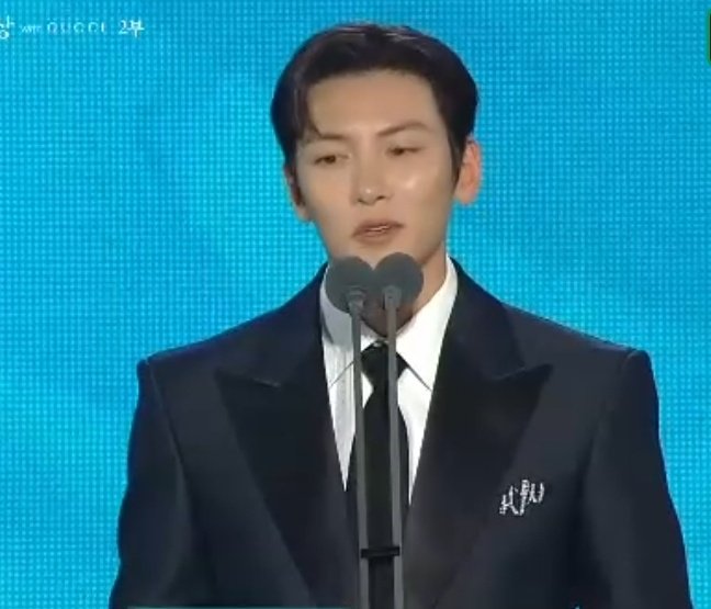 hallyuforums's tweet photo. #JiChangWook took the stage as a presenter at the #BaeksangArtsAwards

#HallyuForums #BaeksangArtsAwards2026 https://t.co/adlFeLX3nk