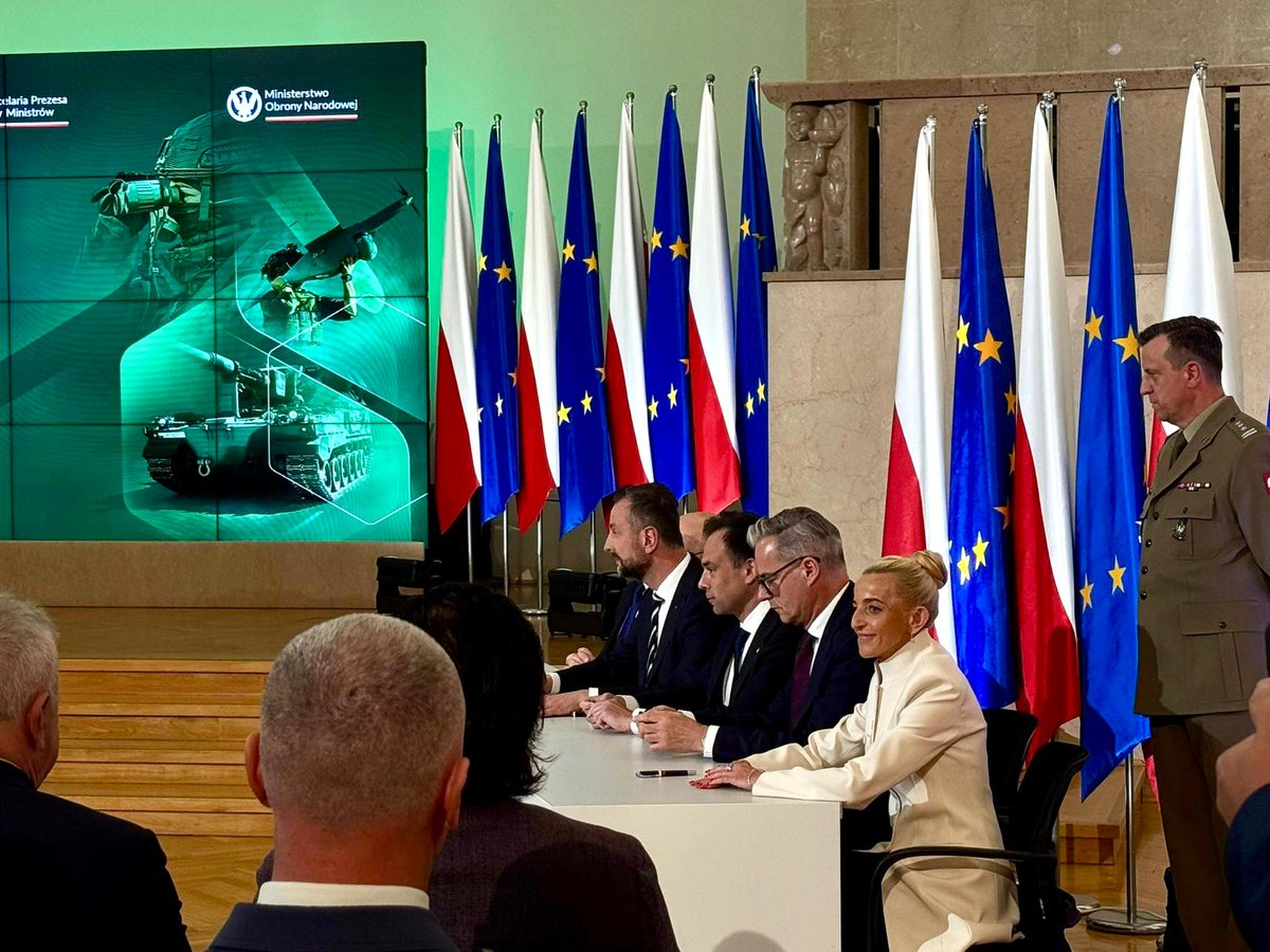 WBGroup_PL's tweet photo. Przedstawiciele @WBGroup_PL uczestniczyli w ceremonii podpisania umowy w ramach instrumentu #SAFE. Dokument sygnowali komisarze UE @KubiliusA i @Piotr_Serafin oraz przedstawiciele polskiego rządu @Domanski_Andrz i @KosiniakKamysz. To jeden z najważniejszych impulsów rozwojowych dla polskiego i europejskiego przemysłu obronnego w ostatnich latach.

SAFE pokazuje, że Europa coraz mocniej stawia na własne zdolności przemysłowe, bezpieczeństwo dostaw i współpracę partnerów zdolnych do szybkiego reagowania na potrzeby rynku obronnego.

Logika SAFE i programów europejskich sprawia, że unikalne polskie systemy rozpoznawczo-uderzeniowe oparte o rozwiązania wykorzystywane bojowo w Ukrainie mogą stać się europejskim standardem, zwiększać interoperacyjność Sił Zbrojnych i współpracę przemysłową na Wschodniej Flance UE i NATO.

@PremierRP | @EU_Commission | @EUDefenceAgency | @MON_GOV_PL | @MRiTGOVPL | @defis_eu | @magdasobkowiak | @EU_Growth | @ThierryBreton | @AndreDenk1722 | @BGK_pl