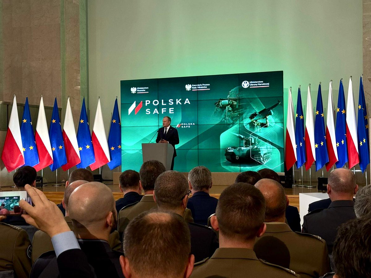 WBGroup_PL's tweet photo. Przedstawiciele @WBGroup_PL uczestniczyli w ceremonii podpisania umowy w ramach instrumentu #SAFE. Dokument sygnowali komisarze UE @KubiliusA i @Piotr_Serafin oraz przedstawiciele polskiego rządu @Domanski_Andrz i @KosiniakKamysz. To jeden z najważniejszych impulsów rozwojowych dla polskiego i europejskiego przemysłu obronnego w ostatnich latach.

SAFE pokazuje, że Europa coraz mocniej stawia na własne zdolności przemysłowe, bezpieczeństwo dostaw i współpracę partnerów zdolnych do szybkiego reagowania na potrzeby rynku obronnego.

Logika SAFE i programów europejskich sprawia, że unikalne polskie systemy rozpoznawczo-uderzeniowe oparte o rozwiązania wykorzystywane bojowo w Ukrainie mogą stać się europejskim standardem, zwiększać interoperacyjność Sił Zbrojnych i współpracę przemysłową na Wschodniej Flance UE i NATO.

@PremierRP | @EU_Commission | @EUDefenceAgency | @MON_GOV_PL | @MRiTGOVPL | @defis_eu | @magdasobkowiak | @EU_Growth | @ThierryBreton | @AndreDenk1722 | @BGK_pl