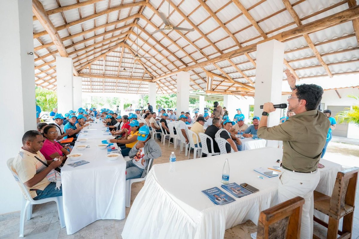 Nuestros campesinos no pueden seguir viviendo entre el abandono, la violencia y la falta de oportunidades en el campo.

Sabemos que una buena  Reforma Agraria es el camino para transformar el campo colombiano con inversión social, educación, productividad y soberanía alimentaria.