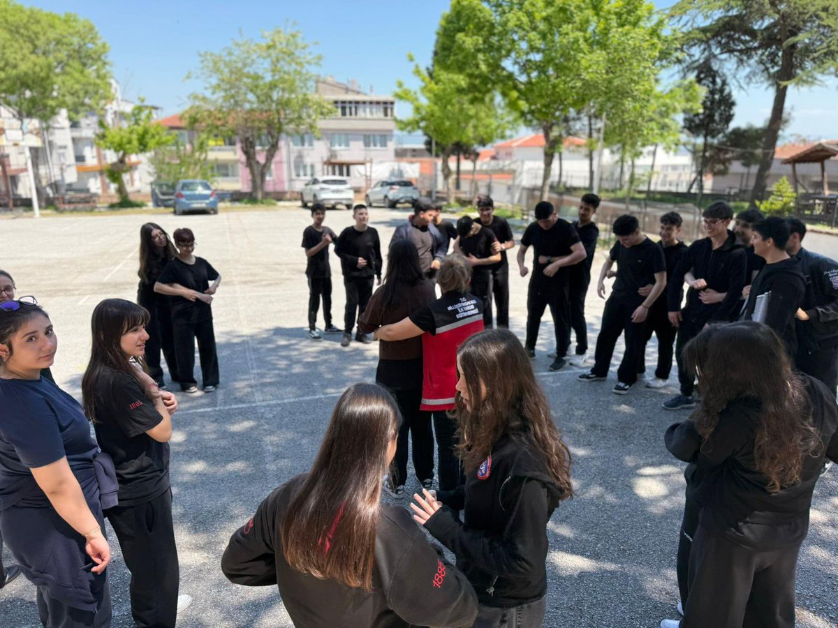 Hayat Kurtaran Dokunuşlar Balıkesir Lisesi’nde Öğrencilerle Buluştu

1-7 Mayıs Trafik ve İlk Yardım Haftası kapsamında, Balıkesir İl Millî Eğitim Müdürlüğü İlkyardım Eğitim Merkezi tarafından Balıkesir Lisesi öğrencilerine yönelik uygulamalı ilk yardım eğitimleri