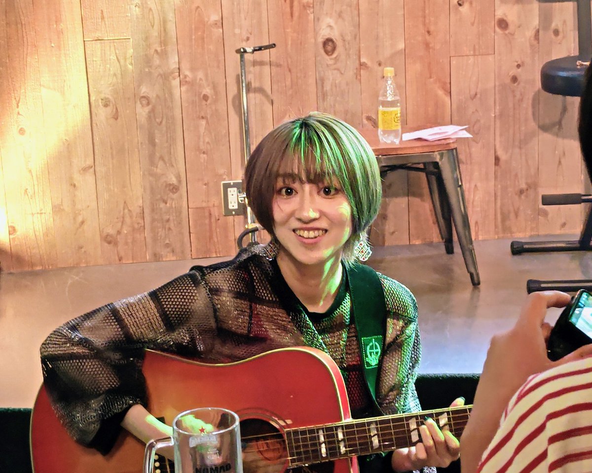 araki0926's tweet photo. 昨日のcafe'鈴は、ソラリナちゃんのアイディアで前回のリクエストワンマンで歌えなかった曲も歌ってくれたり、NOMADのみんなで作ってくれた暖かくてとても楽しいライブでした🎵
鈴音ちゃん、ソラリナちゃん、社長ありがとうございます☺️
＃SUZUNE
＃鈴音
＃ソラリナ
＃ひげ社長 https://t.co/HGrGIDNlvm