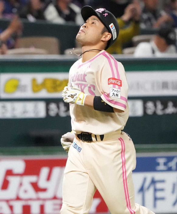 ソフトバンク・近藤健介「一昨日、兄が亡くなりまして」　先制2ラン後に感極まりベンチで涙（スポニチアネックス）-Yahoo!ニュース news.yahoo.co.jp/articles/db3a0…

ソフトバンクの近藤健介外野手（32）が3回に先制の右越え8号2ラン。ホームイン時には両手を合わせ、感極まったような表情を浮かべた。