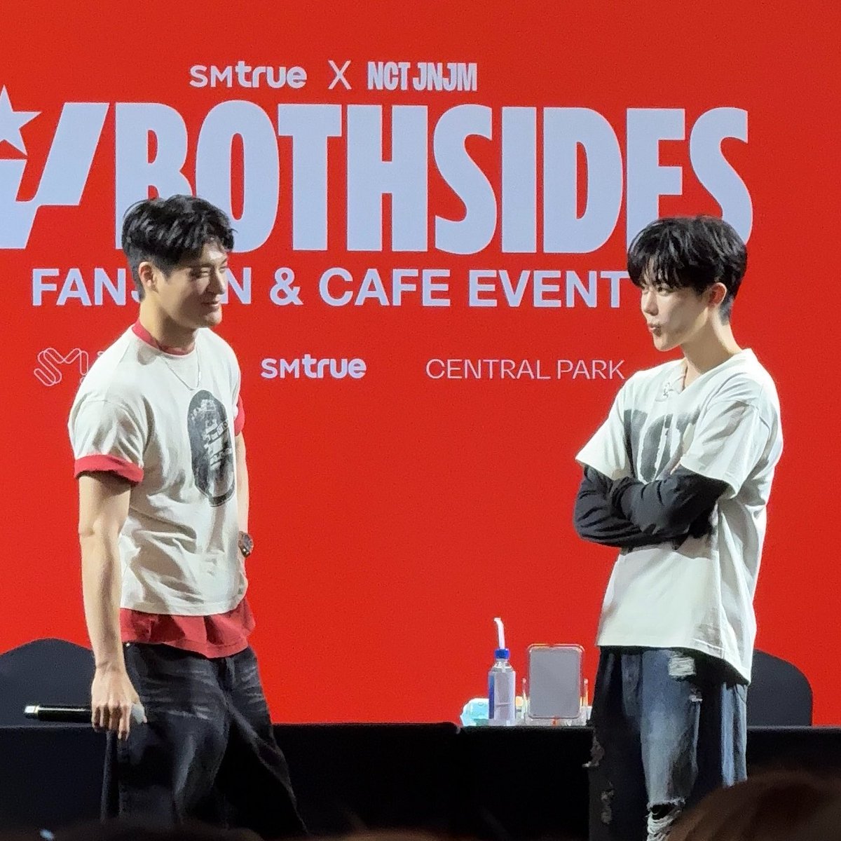 Q : อะไรคือสิ่งที่ระหว่างโปรโมท both sides อยากบอกกันเเละกันแต่ยังไม่ได้บอก

🐰 : ที่จริงก็บอกกันไปหมดเเล้ว แต่ขอบคุณที่ยอมกินทุกอย่างที่ฉันอยากกินนะ 

🐶 : ขอบคุณที่ทำให้ฉันไม่ต้องคิดว่าตอนเช้าจะกินอะไรดี 

( ชั้นฮ้อบมาก พฤติกรรมแฟนตะโกน )

 #SMTruexNCTJNJM_FansignCafe