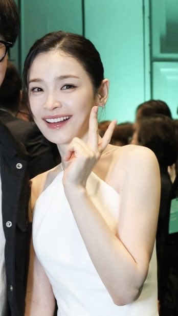 l0ve33_'s tweet photo. 진짜 여자가밝다 ...........
눈부셔서 사진을 못보고잇음 https://t.co/lBJIUA2K29