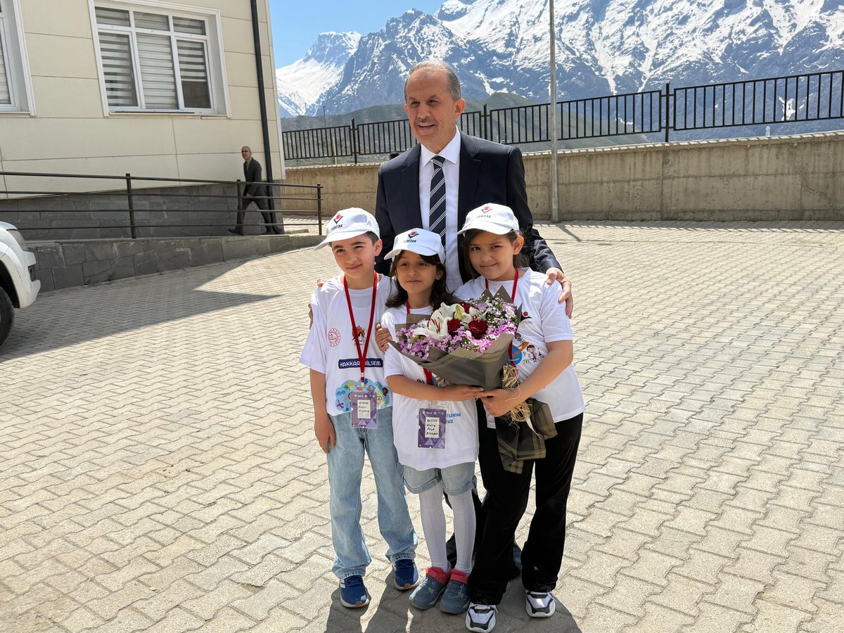 Hakkari_MEM's tweet photo. 🔬🧪 “Merak Et, Keşfet, Bilimle İnşa Et!”

⚛️#Hakkâri BİLSEM ile Vali İdris Akbıyık Ortaokulu ortaklığında düzenlenen TÜBİTAK 4006 Bilim Fuarı, yoğun katılım ve büyük bir coşkuyla gerçekleştirildi. 🚀📚

Öğrencilerimizin büyük emek, sabır ve özveriyle hazırladığı araştırma, inceleme ve tasarım projeleri ziyaretçilerin beğenisine sunuldu. 👩🏻‍🔬👨🏻‍🔬✨

🧬Toplam 19 projenin yer aldığı bilim fuarında öğrencilerimiz; bilimsel düşünme, problem çözme, eleştirel bakış açısı geliştirme, ekip çalışması ve üretkenlik gibi 21. yüzyıl becerilerini sergileme fırsatı buldu. 🌟🔎

🔖Programa; Valimiz Sayın İbrahim Taşyapan, İl Millî Eğitim Müdürümüz Sayın Nurettin Yılmaz ve kurum yöneticilerimiz katıldı. #Hakkâri BİLSEM Müdürü Sayın Rahmi Orhan ile Vali İdris Akbıyık Ortaokulu Müdürü Sayın Şükrü Ecer eşliğinde stantları gezerek öğrencilerden projeler hakkında bilgi alan Valimiz Sayın İbrahim Taşyapan ve İl Müdürümüz Sayın Nurettin Yılmaz, öğrencilerimizin heyecanına ortak oldular.🤝📖

🎙️Projeleri tek tek inceleyen Valimiz Sayın İbrahim Taşyapan, bilimsel üretimin ve proje tabanlı çalışmaların öğrencilerin gelişiminde büyük önem taşıdığını belirterek, “Bilime merak duyan, araştıran ve üreten gençlerimiz, ülkemizin geleceğine yön verecek en önemli değerlerimizdir. Öğrencilerimizi, onları yetiştiren öğretmenlerimizi ve emeği geçen tüm eğitim camiamızı gönülden tebrik ediyorum.” ifadelerini kullandı. 🇹🇷✨

Fuarda emeği geçen yönetici, öğretmen, öğrenci ve velilerimize teşekkür ediyor; gençlerimizin bilim yolculuğunda nice başarılara imza atmalarını diliyoruz. 💐🔬

#HakkariBaşaracağımDiyor

@tcmeb @Yusuf__Tekin @itasyapan @HakkariValiligi @cftcblnt @mebtegm @ebubekirsavasci @nrtttin_ylmz @Tubitak