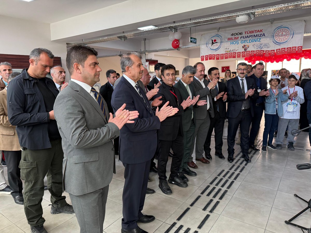 Hakkari_MEM's tweet photo. 🔬🧪 “Merak Et, Keşfet, Bilimle İnşa Et!”

⚛️#Hakkâri BİLSEM ile Vali İdris Akbıyık Ortaokulu ortaklığında düzenlenen TÜBİTAK 4006 Bilim Fuarı, yoğun katılım ve büyük bir coşkuyla gerçekleştirildi. 🚀📚

Öğrencilerimizin büyük emek, sabır ve özveriyle hazırladığı araştırma, inceleme ve tasarım projeleri ziyaretçilerin beğenisine sunuldu. 👩🏻‍🔬👨🏻‍🔬✨

🧬Toplam 19 projenin yer aldığı bilim fuarında öğrencilerimiz; bilimsel düşünme, problem çözme, eleştirel bakış açısı geliştirme, ekip çalışması ve üretkenlik gibi 21. yüzyıl becerilerini sergileme fırsatı buldu. 🌟🔎

🔖Programa; Valimiz Sayın İbrahim Taşyapan, İl Millî Eğitim Müdürümüz Sayın Nurettin Yılmaz ve kurum yöneticilerimiz katıldı. #Hakkâri BİLSEM Müdürü Sayın Rahmi Orhan ile Vali İdris Akbıyık Ortaokulu Müdürü Sayın Şükrü Ecer eşliğinde stantları gezerek öğrencilerden projeler hakkında bilgi alan Valimiz Sayın İbrahim Taşyapan ve İl Müdürümüz Sayın Nurettin Yılmaz, öğrencilerimizin heyecanına ortak oldular.🤝📖

🎙️Projeleri tek tek inceleyen Valimiz Sayın İbrahim Taşyapan, bilimsel üretimin ve proje tabanlı çalışmaların öğrencilerin gelişiminde büyük önem taşıdığını belirterek, “Bilime merak duyan, araştıran ve üreten gençlerimiz, ülkemizin geleceğine yön verecek en önemli değerlerimizdir. Öğrencilerimizi, onları yetiştiren öğretmenlerimizi ve emeği geçen tüm eğitim camiamızı gönülden tebrik ediyorum.” ifadelerini kullandı. 🇹🇷✨

Fuarda emeği geçen yönetici, öğretmen, öğrenci ve velilerimize teşekkür ediyor; gençlerimizin bilim yolculuğunda nice başarılara imza atmalarını diliyoruz. 💐🔬

#HakkariBaşaracağımDiyor

@tcmeb @Yusuf__Tekin @itasyapan @HakkariValiligi @cftcblnt @mebtegm @ebubekirsavasci @nrtttin_ylmz @Tubitak