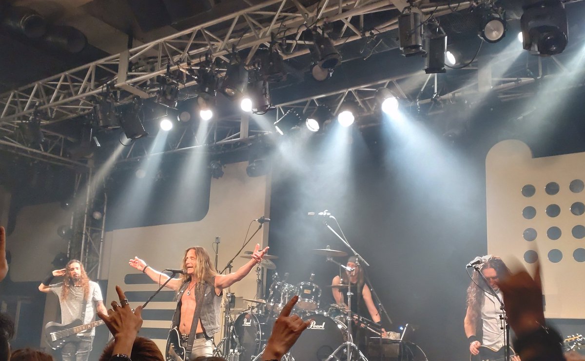 headkatze's tweet photo. アッという間に
終わっちゃった
ライブ最高でした
殆どの曲で大合唱
Heavy Metal Happycoreでは
大合唱の後、客席中央で
サークルピットが起きました
サイン入りのセットリストも
貰えて大満足
明日は名古屋だ！
#FreedomCall https://t.co/7fuORZaLCr
