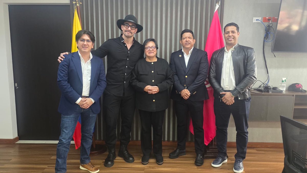 Unimagdalena's tweet photo. 🏗️🤝 Nuestro rector @pverasalazar y la presidenta de @activosSAE, Amelia Pérez Parra, socializaron avances de los bienes inmuebles entregados a la Universidad y proyectaron nuevos espacios para fortalecer el desarrollo académico y social.

🔗 https://t.co/cwBJraX3xp 
#NoticiasUM https://t.co/bm7FDZOBHl
