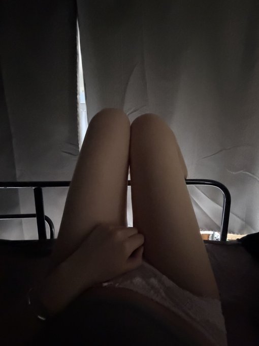 好奇怪哦…明明盖着被子，手却老是往衣服里面钻，下面还穿着小白蕾丝，是不是一个人在床上都这么忍不住呀嘻嘻(´｡• ᵕ •｡`) https://t.co/WqDDywkglo
