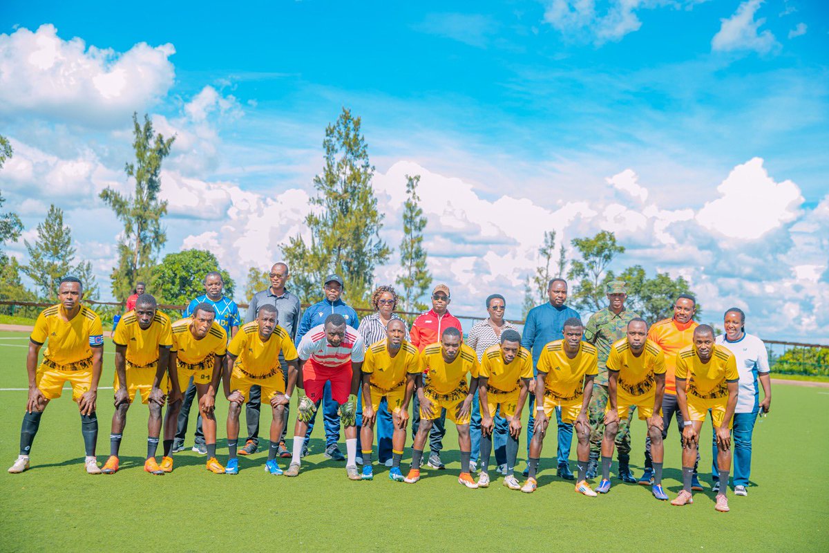 CityofKigali's tweet photo. Mu mikino ya 1/4 cy’irushanwa #UmurengeKagameCup harimo kuba umukino uhuza ikipe y’Umurenge wa Nyarugenge uhagarariye #KigaliYacu n’iy’Umurenge wa Mbazi ihagarariye @RwandaSouth. 

Uyu mukino urimo kubera kuri sitade Kamena, igice cya mbere kirangiye ari 0-0. https://t.co/QTTne4to0K