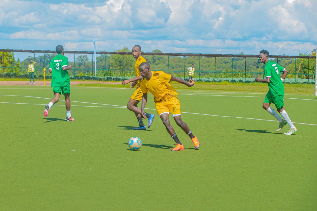 CityofKigali's tweet photo. Mu mikino ya 1/4 cy’irushanwa #UmurengeKagameCup harimo kuba umukino uhuza ikipe y’Umurenge wa Nyarugenge uhagarariye #KigaliYacu n’iy’Umurenge wa Mbazi ihagarariye @RwandaSouth. 

Uyu mukino urimo kubera kuri sitade Kamena, igice cya mbere kirangiye ari 0-0. https://t.co/QTTne4to0K