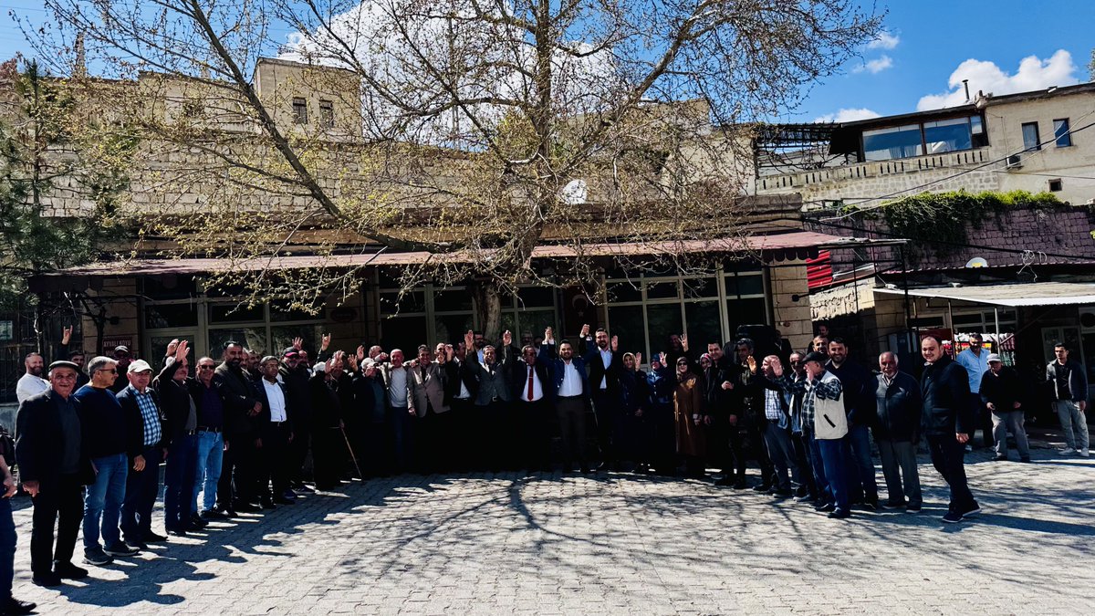av_mfa's tweet photo. 📍Mustafapaşa - Ayvalı

Milletvekilimiz Süleyman Özgün, Ürgüp İlçe Başkanımız Uğur Cankurt, Cumhur İttifakı ortağımız MHP Ürgüp İlçe Başkanımız Abdullah Ata, Mustafapaşa Belediye Başkan Adayımız Mustafa Özer ve Ayvalı Köyü Muhtarımız, Allah nasip ederse 7 Haziran’dan sonra Mustafapaşa Belediye Başkan Yardımcımız olacak Hasan Çakır ile birlikte Ayvalı Mahallemizde kıymetli hemşehrilerimizle bir araya geldik.

Ayvalı bizi mahalle olmadan önce de bilir… Daha birleşme referandumu gündemde dahi yokken geldiğimizde vatandaşlarımızın taleplerini dinlemiş, çözüm noktasında gerekli adımları atmıştık. Bugün de ilk günkü samimiyet ve muhabbetle hemşehrilerimizle yeniden kucaklaştık.

Gerçekleştireceğimiz çalışmalar ve mahallemize kazandıracağımız hizmetlerle ilgili müjdelerimizi paylaşırken, Ayvalılı hemşehrilerimizin güçlü desteğini ve sıcak ilgisini bir kez daha hissettik.

Birlikte çalışmaya, birlikte üretmeye ve Ayvalı’mız için gönül gönüle yürümeye devam edeceğiz.