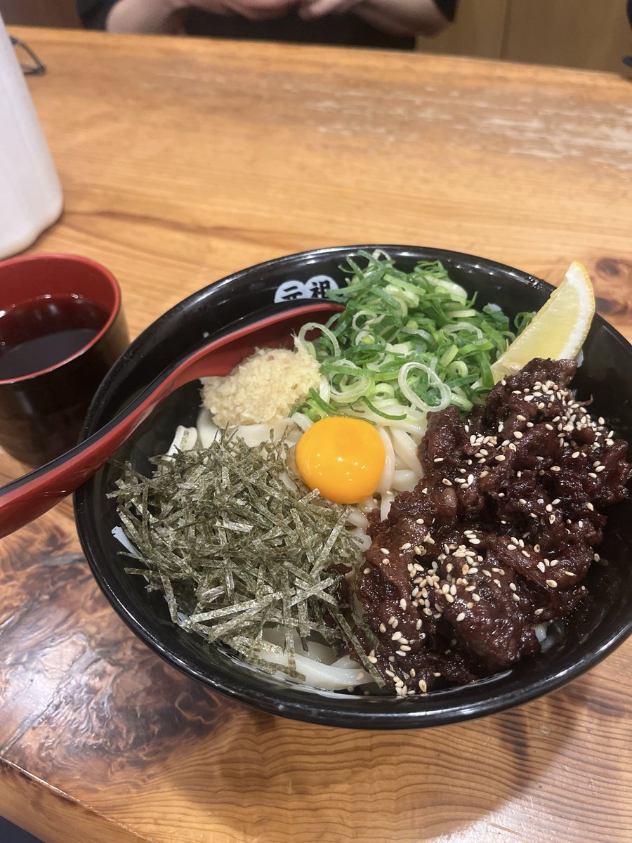 misoraha0901's tweet photo. 肉肉うどん初めて食べたけどめちゃ美味かった！
名前の割に生姜や出汁のおかげでさっぱり食べれていい意味で裏切られたわ https://t.co/BY4IagmSfw