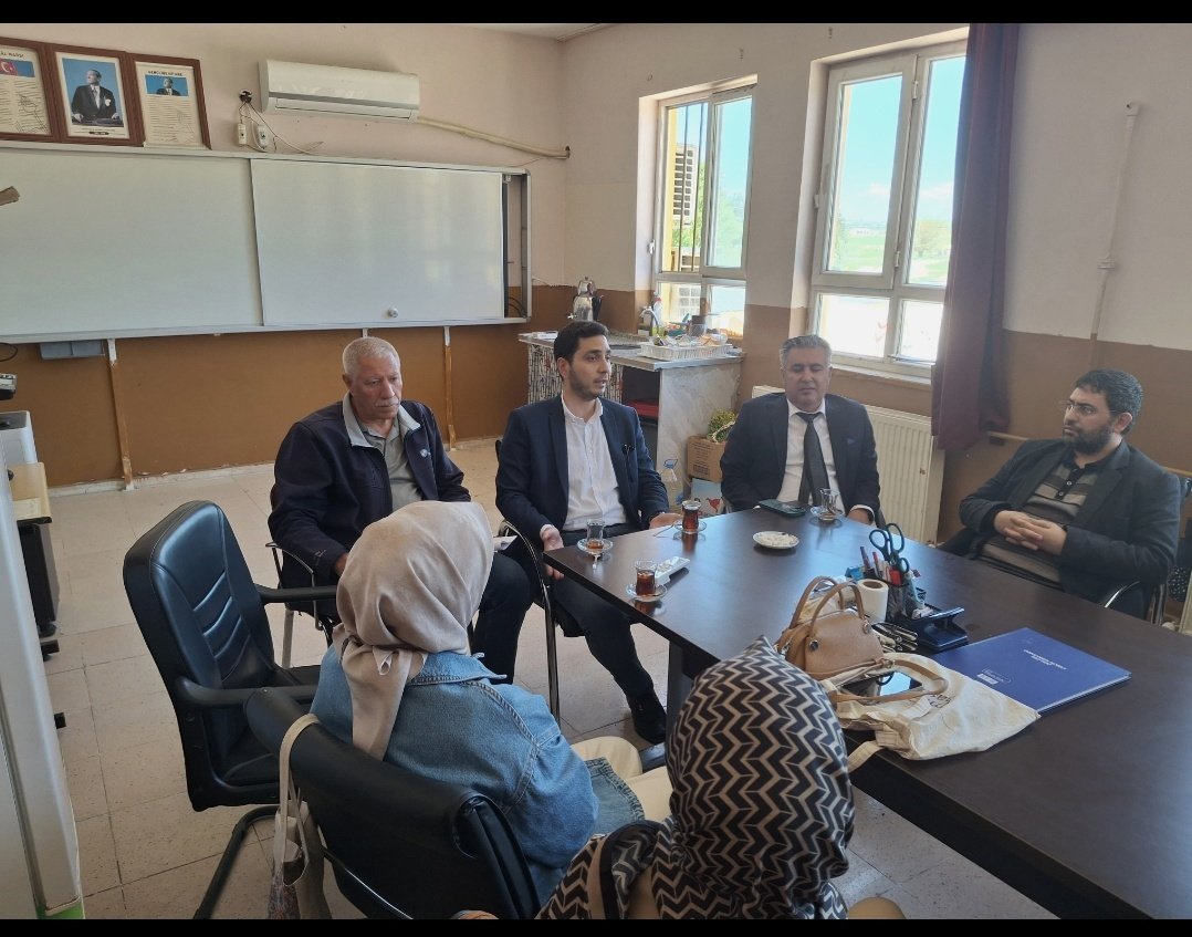 ebskarakopru's tweet photo. Yığınak İlk/Ortaokulu eğitim çalışanı arkadaşlarımızı ziyaret ettik. Eğitim çalışanların sorunlarını ve Gündem ile ilgili konuları konuştuk. İlgilerinden dolayı eğitim çalışanı arkadaşlara teşekkür ederiz. @ibrahimcoskun63 @hasanarsit https://t.co/GKJ75UlkpB