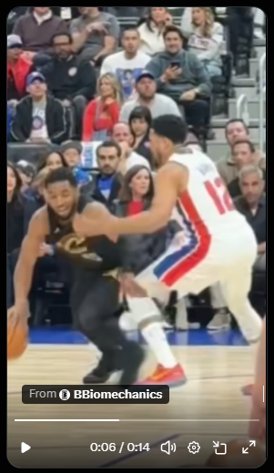 TheKeyWag's tweet photo. @BlakkSmurf @HaterReport clear as day Mitchell grabbed it https://t.co/hP2Bo0RRFG
