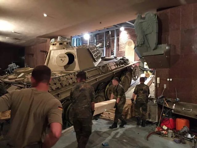 zaylog's tweet photo. 2015年に年金生活してる爺様の家の地下室からPanther tankと8.8cm Flakが押収されたことがあった。「なんでこれがこんなところに？」案件は実在するので、フィクションは大手を振って突飛な入手ルートを発明してほしいココロ。 https://t.co/ed6a02s1TH
